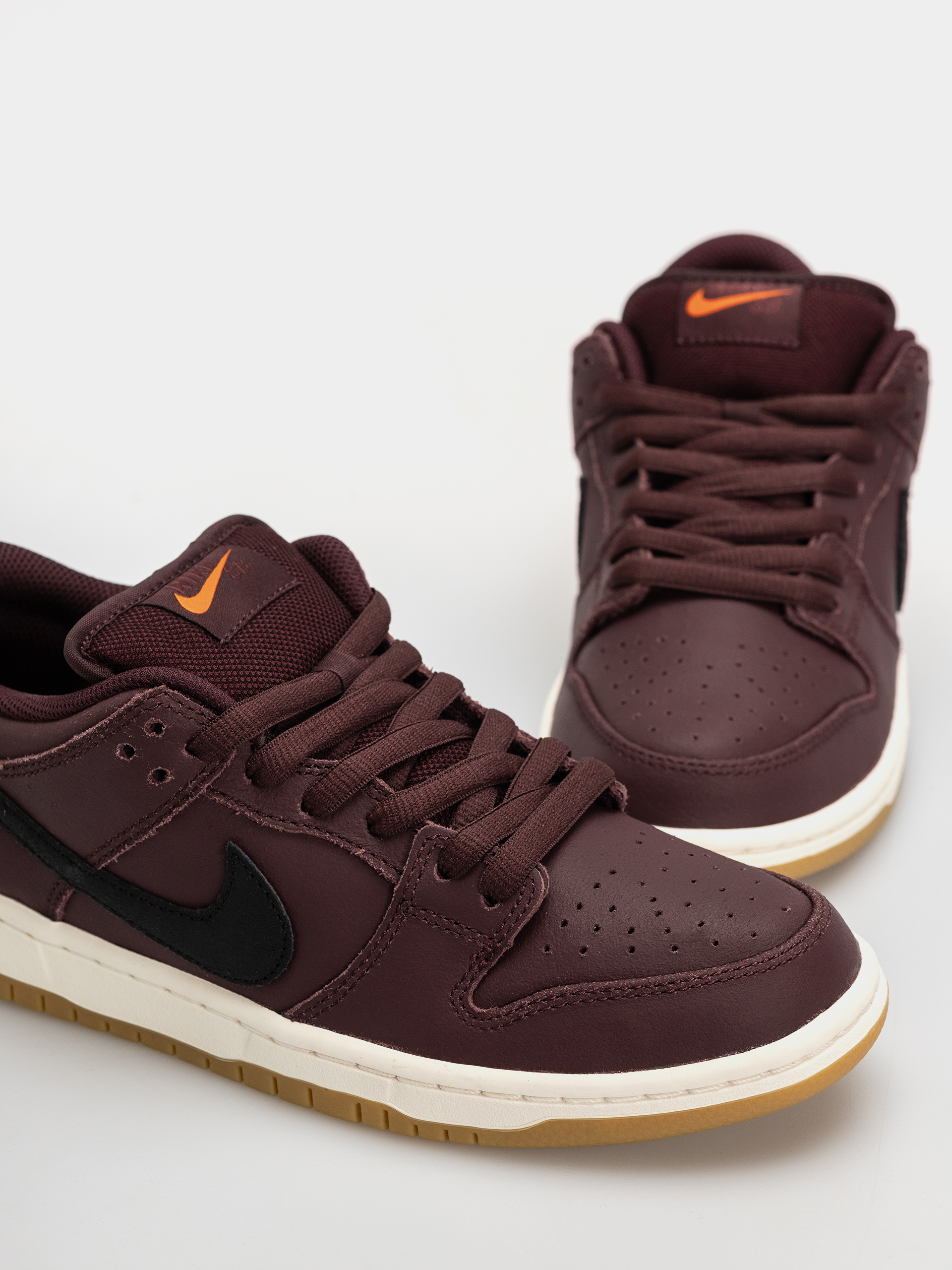 Pantofi Nike SB Dunk Low Pro ISO (burgundy crush/black mystic dates sail)