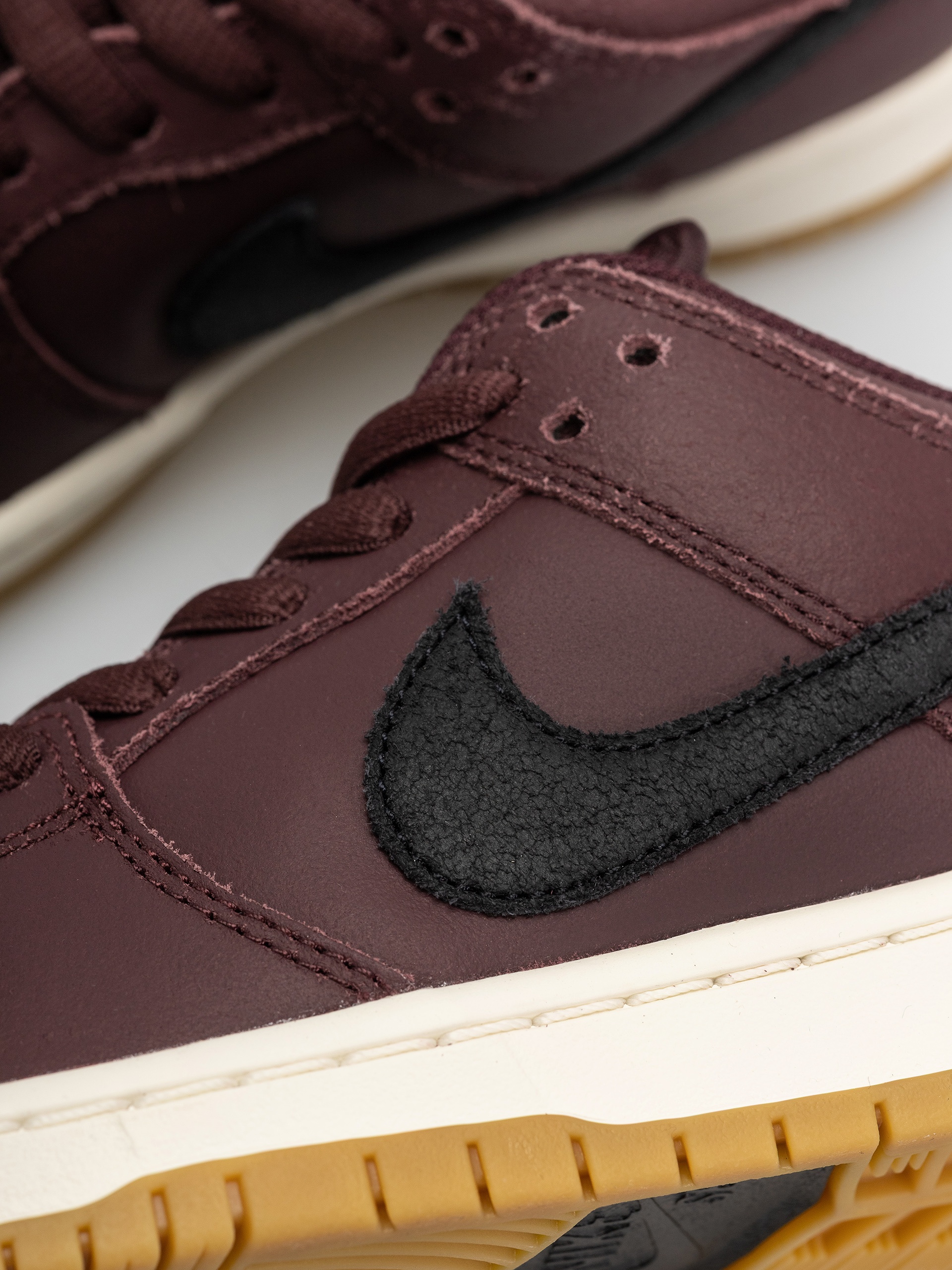 Pantofi Nike SB Dunk Low Pro ISO (burgundy crush/black mystic dates sail)
