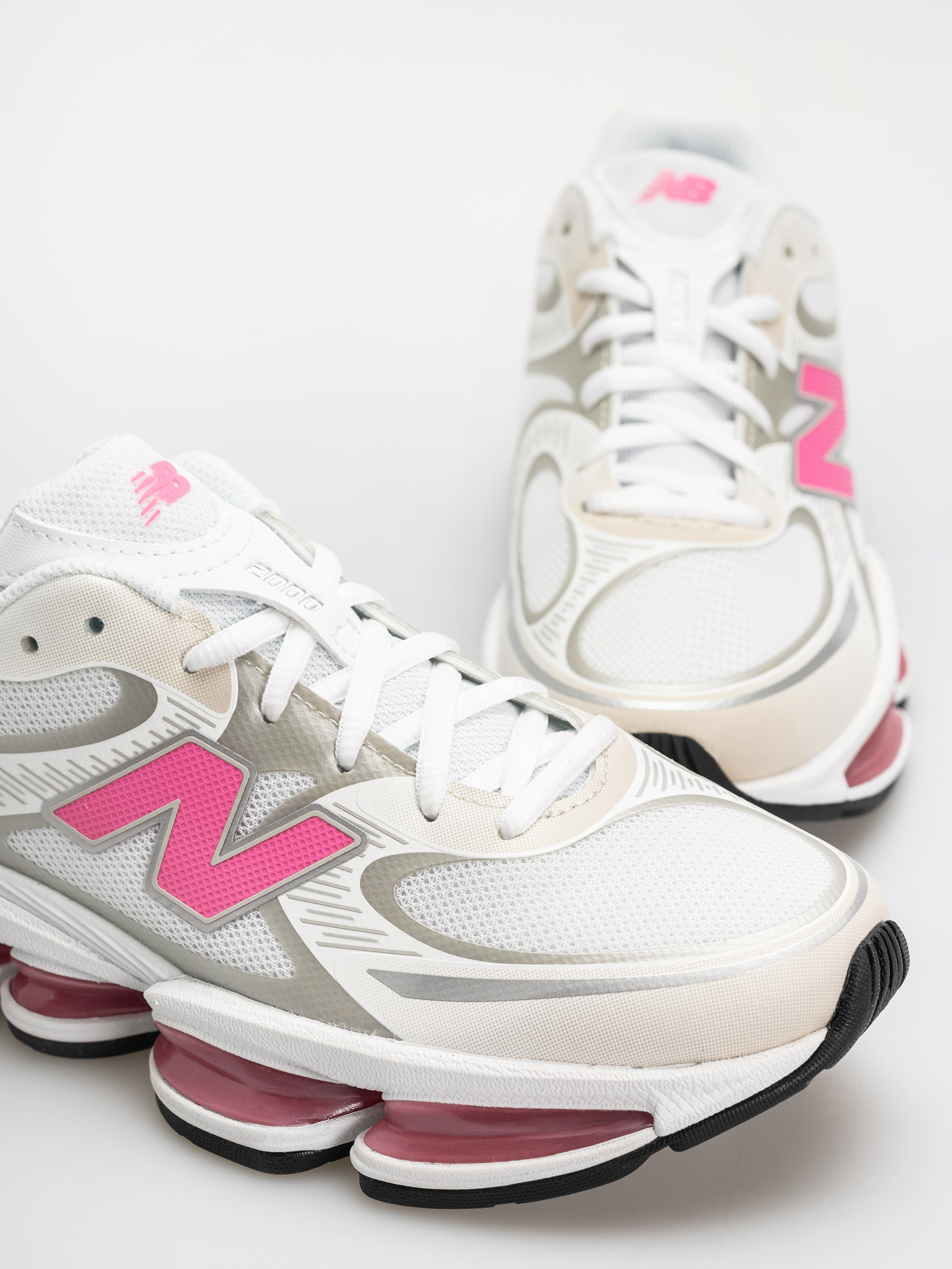 Pantofi New Balance 2000 (103 white/30% lighter pink heat)