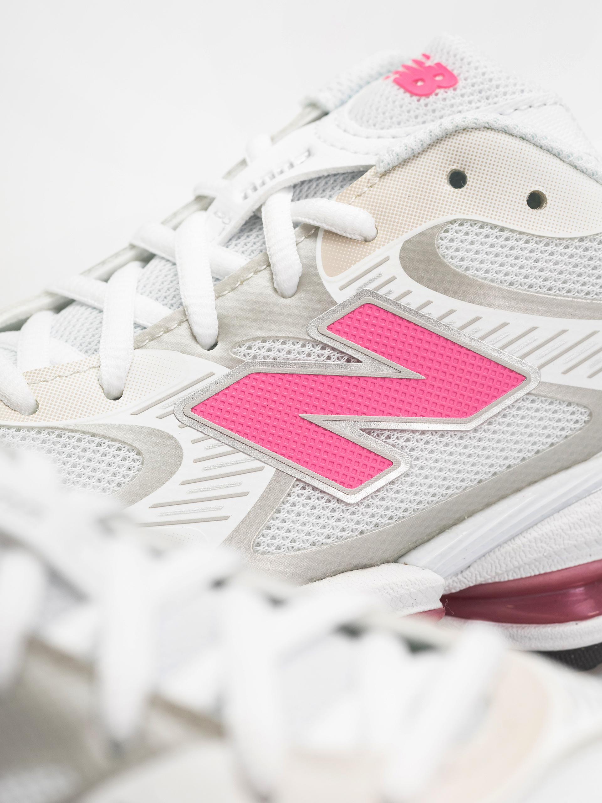 Pantofi New Balance 2000 (103 white/30% lighter pink heat)