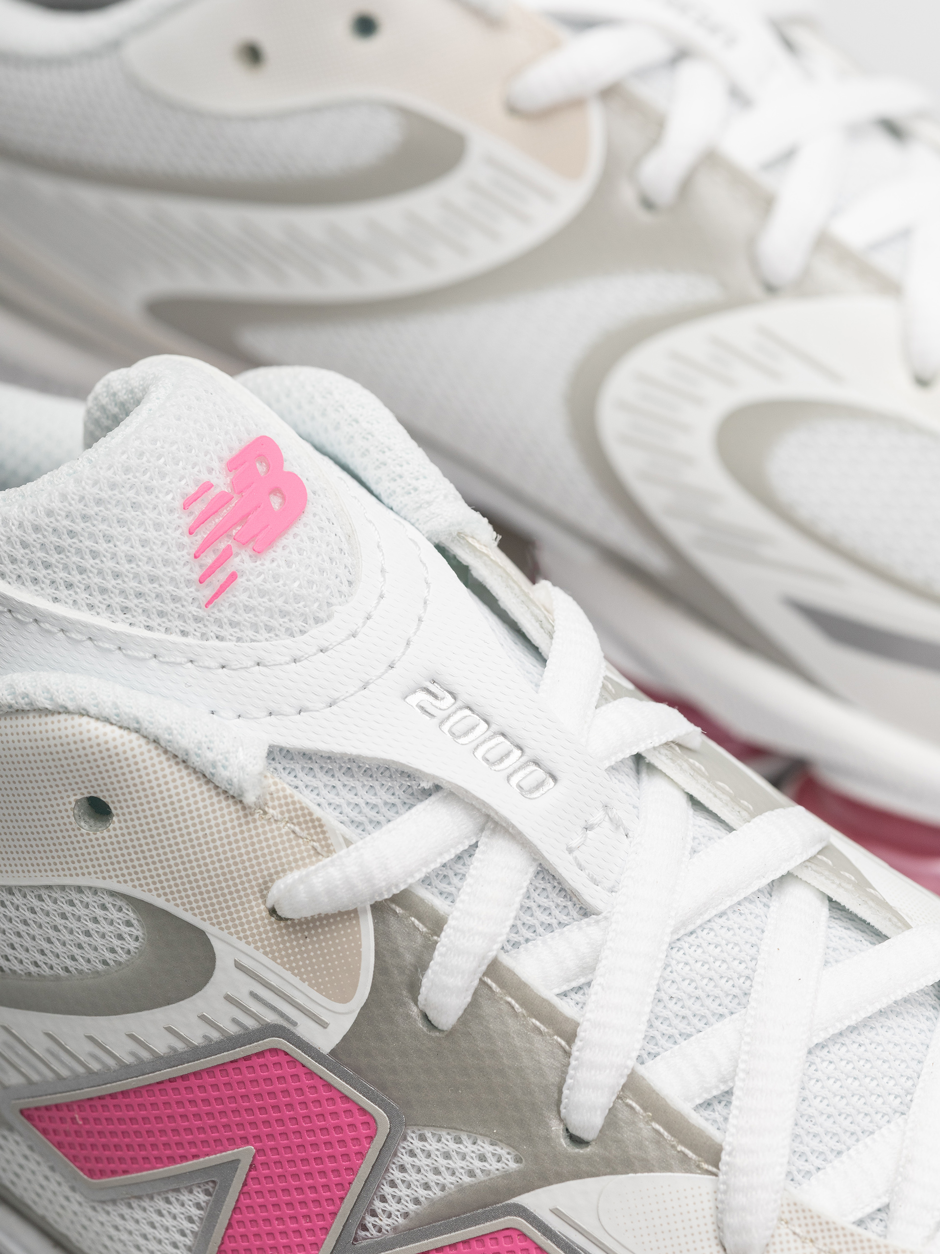 Pantofi New Balance 2000 (103 white/30% lighter pink heat)