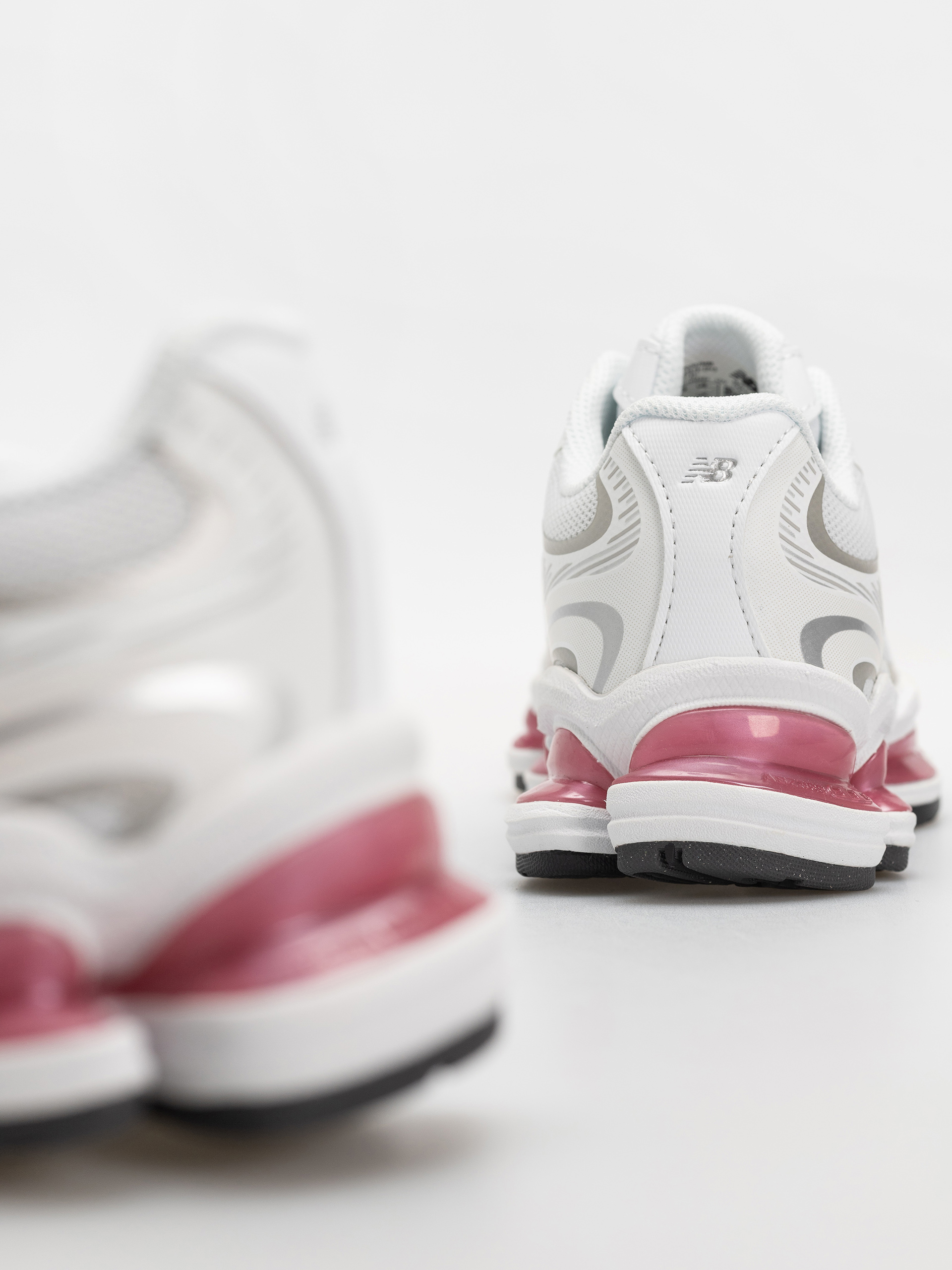 Pantofi New Balance 2000 (103 white/30% lighter pink heat)