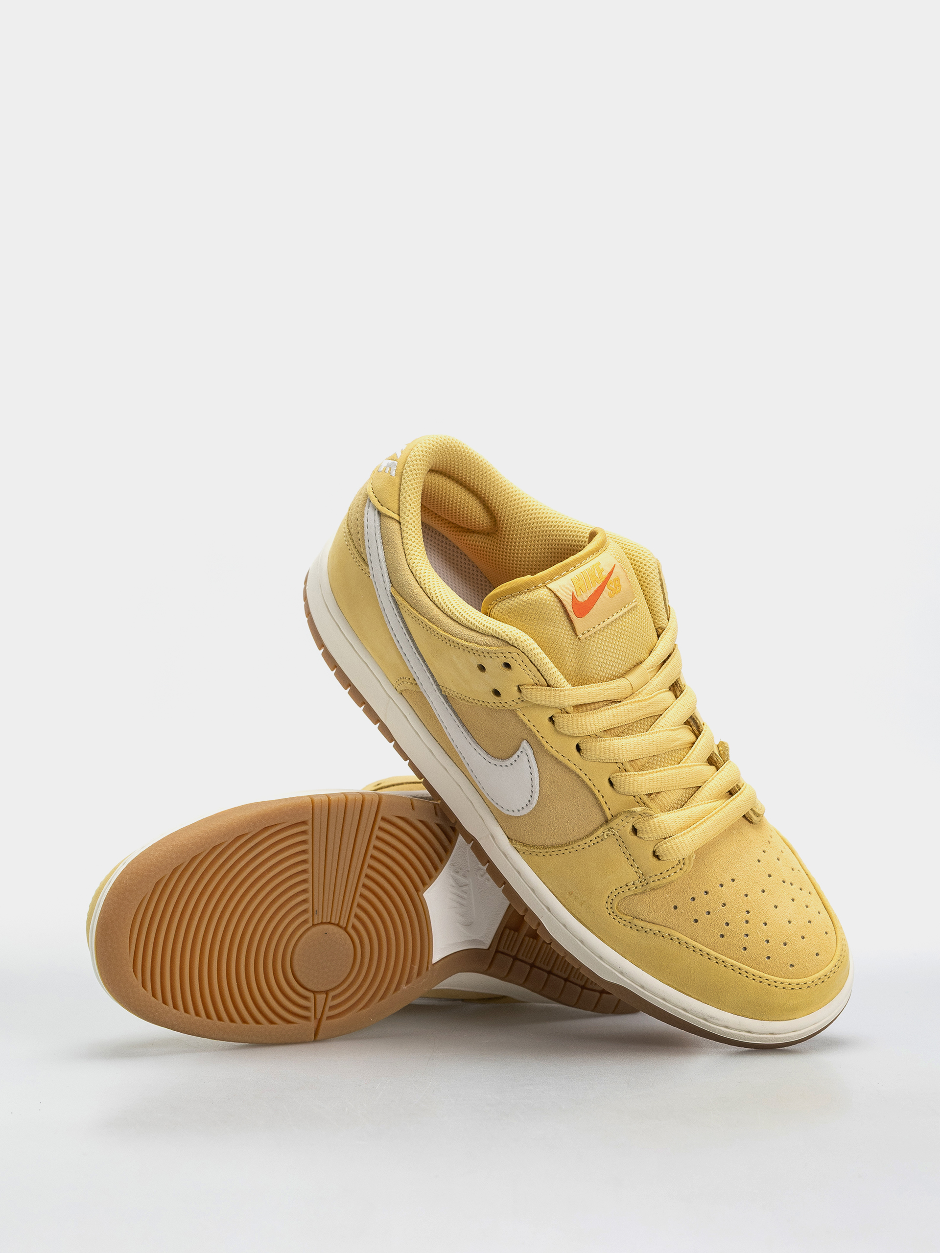 Pantofi Nike SB Dunk Low Pro (saturn gold/sail saturn gold solar flare)