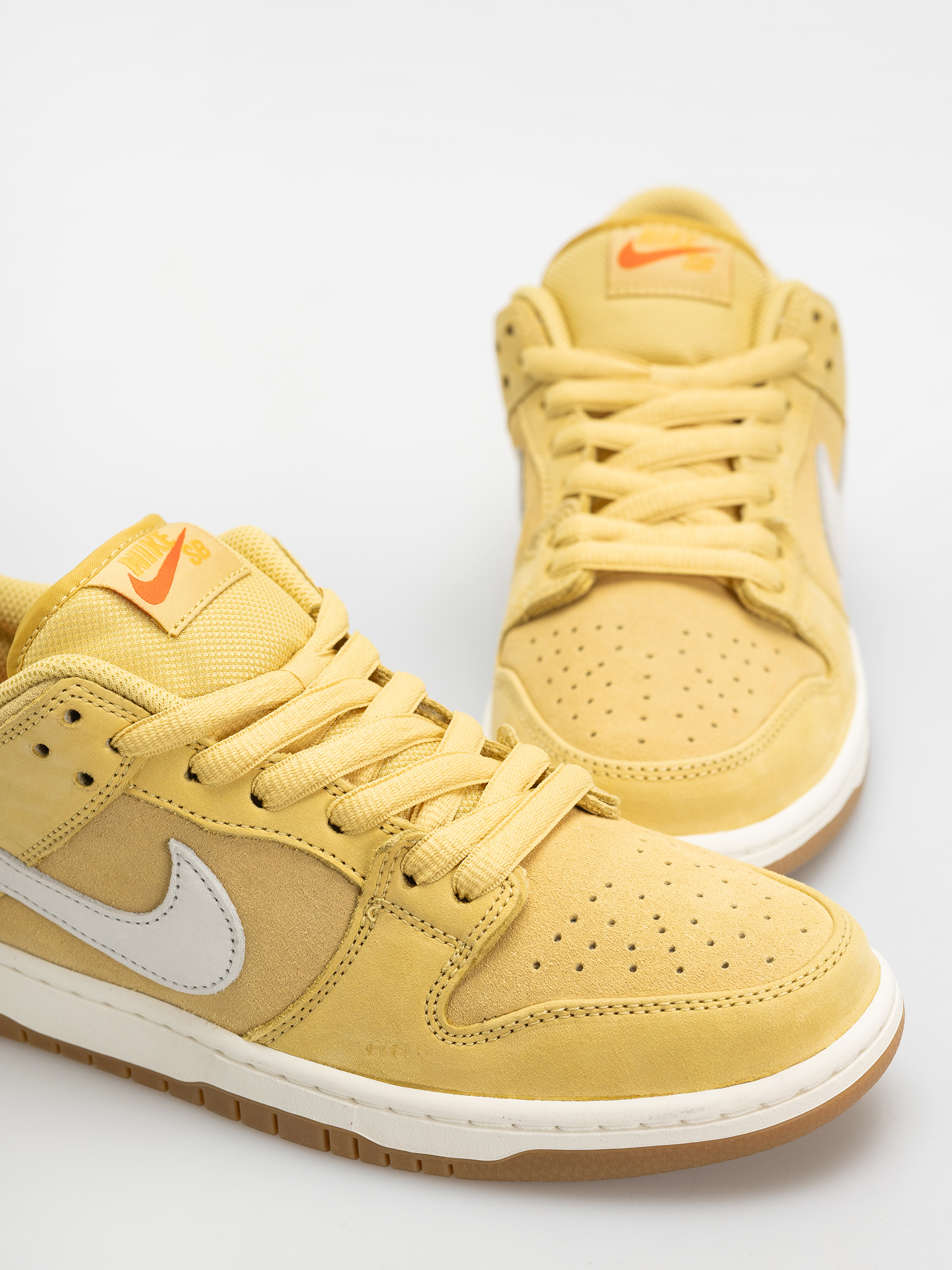 Pantofi Nike SB Dunk Low Pro (saturn gold/sail saturn gold solar flare)