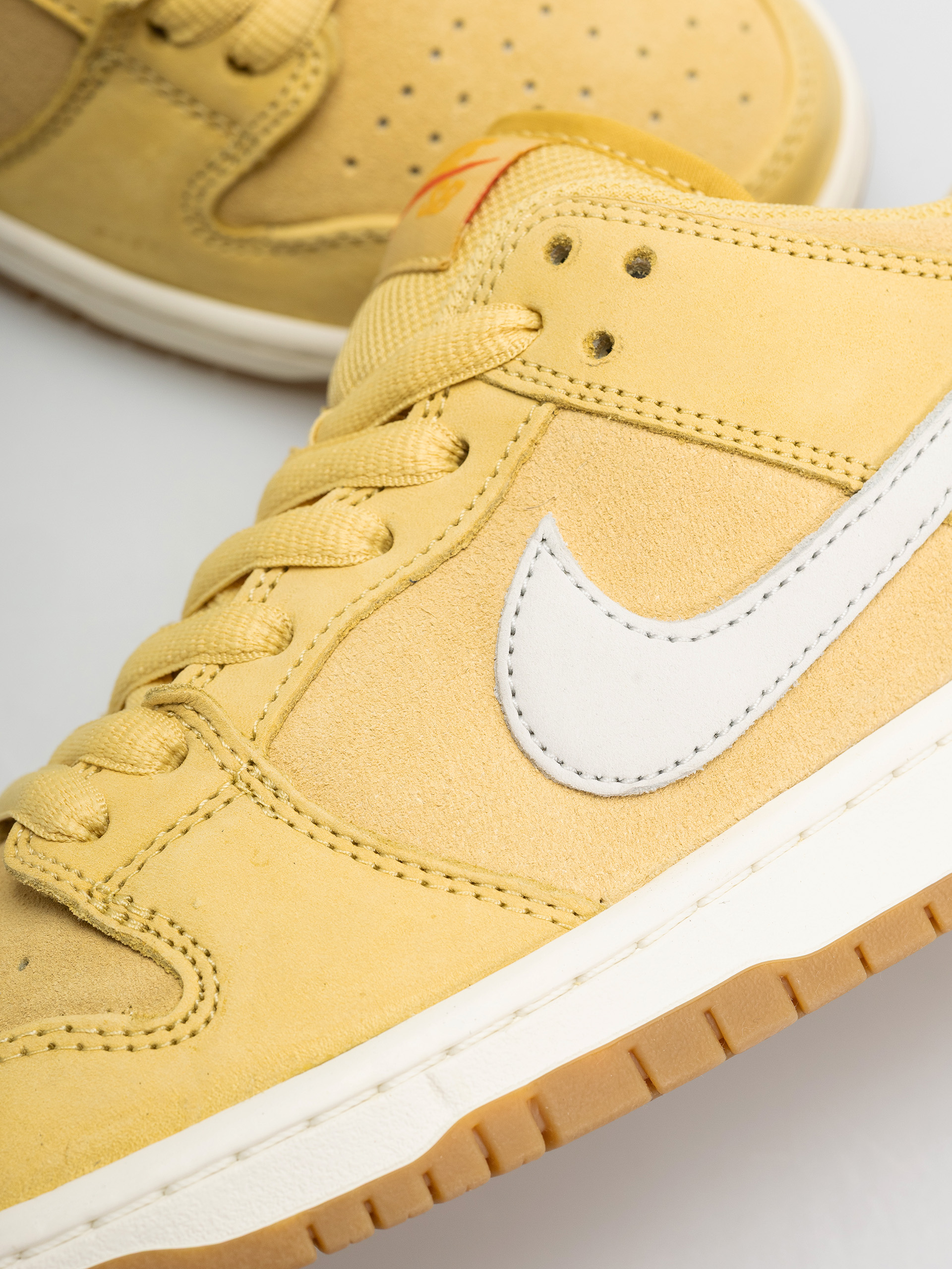 Pantofi Nike SB Dunk Low Pro (saturn gold/sail saturn gold solar flare)