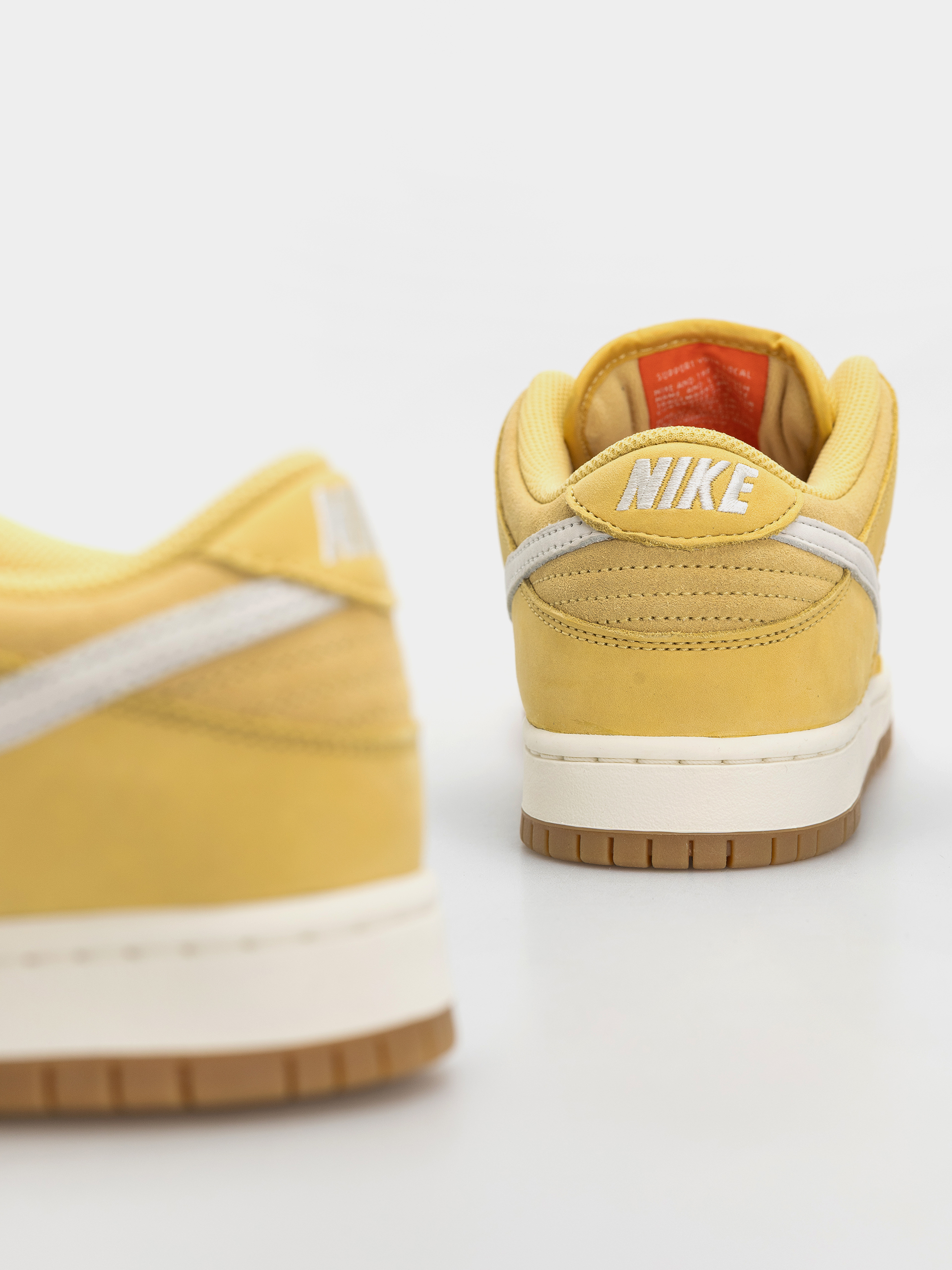 Pantofi Nike SB Dunk Low Pro (saturn gold/sail saturn gold solar flare)