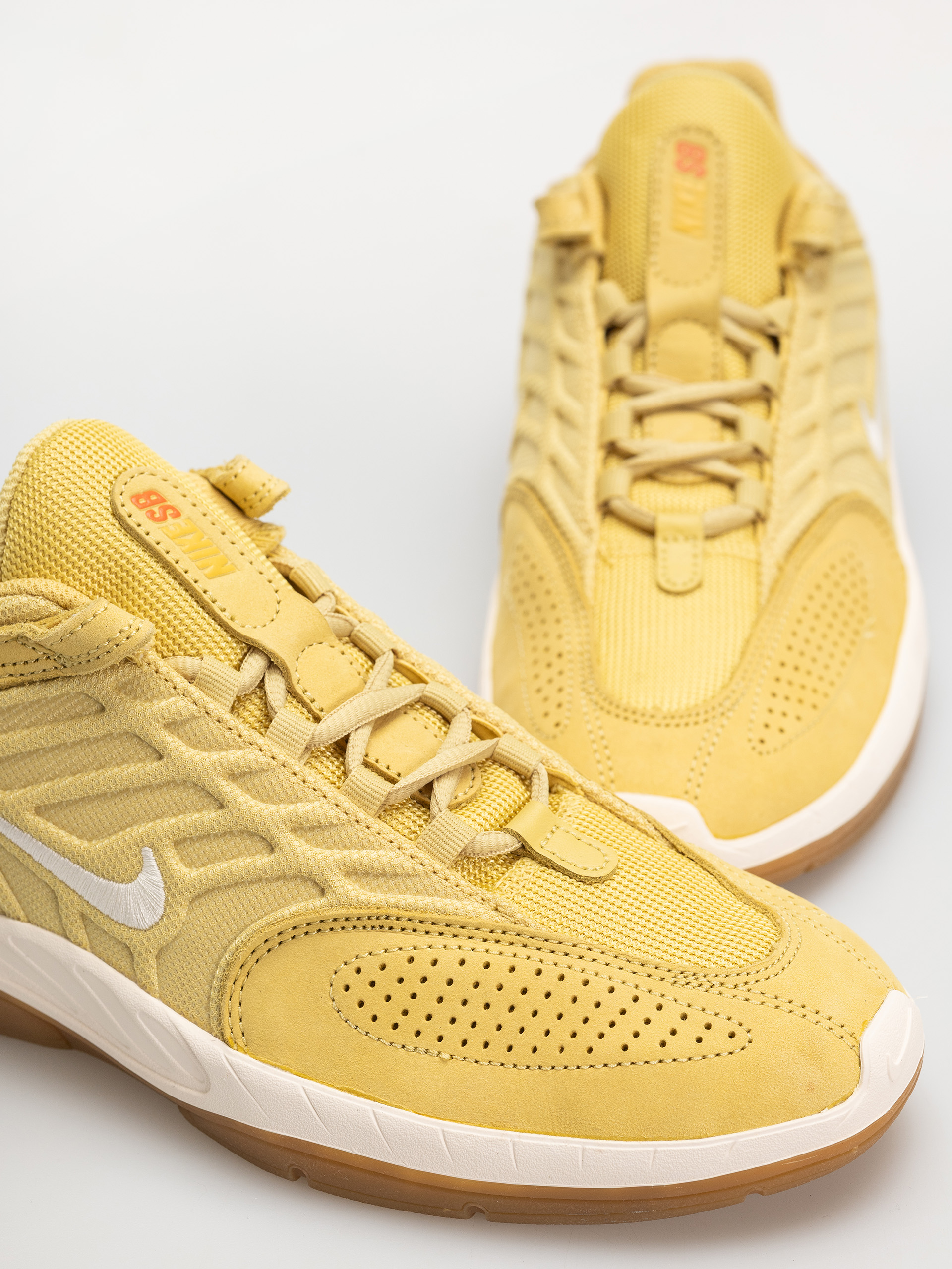 Pantofi Nike SB Vertebrae Iso (saturn gold/sail saturn gold solar flare)