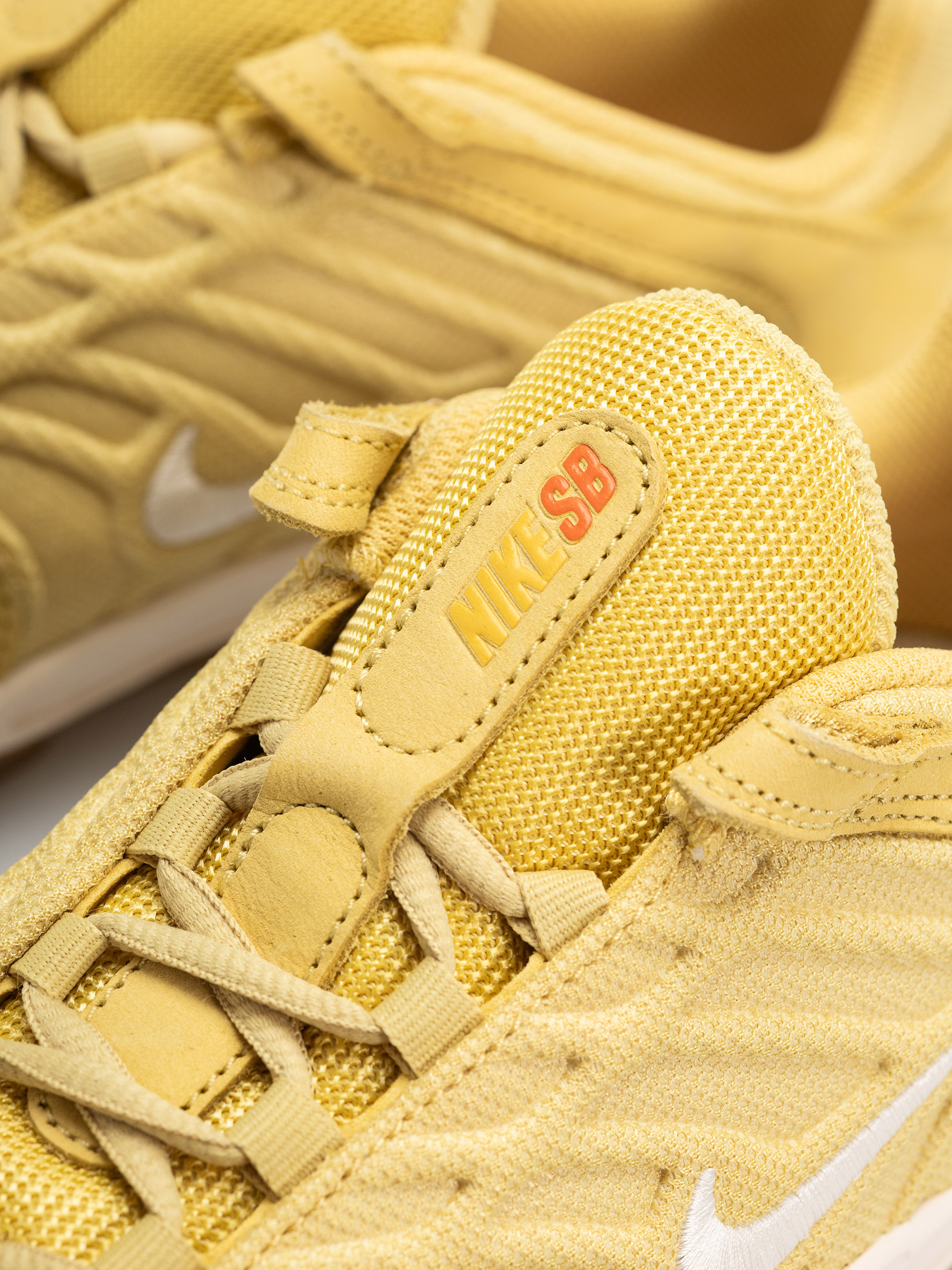 Pantofi Nike SB Vertebrae Iso (saturn gold/sail saturn gold solar flare)