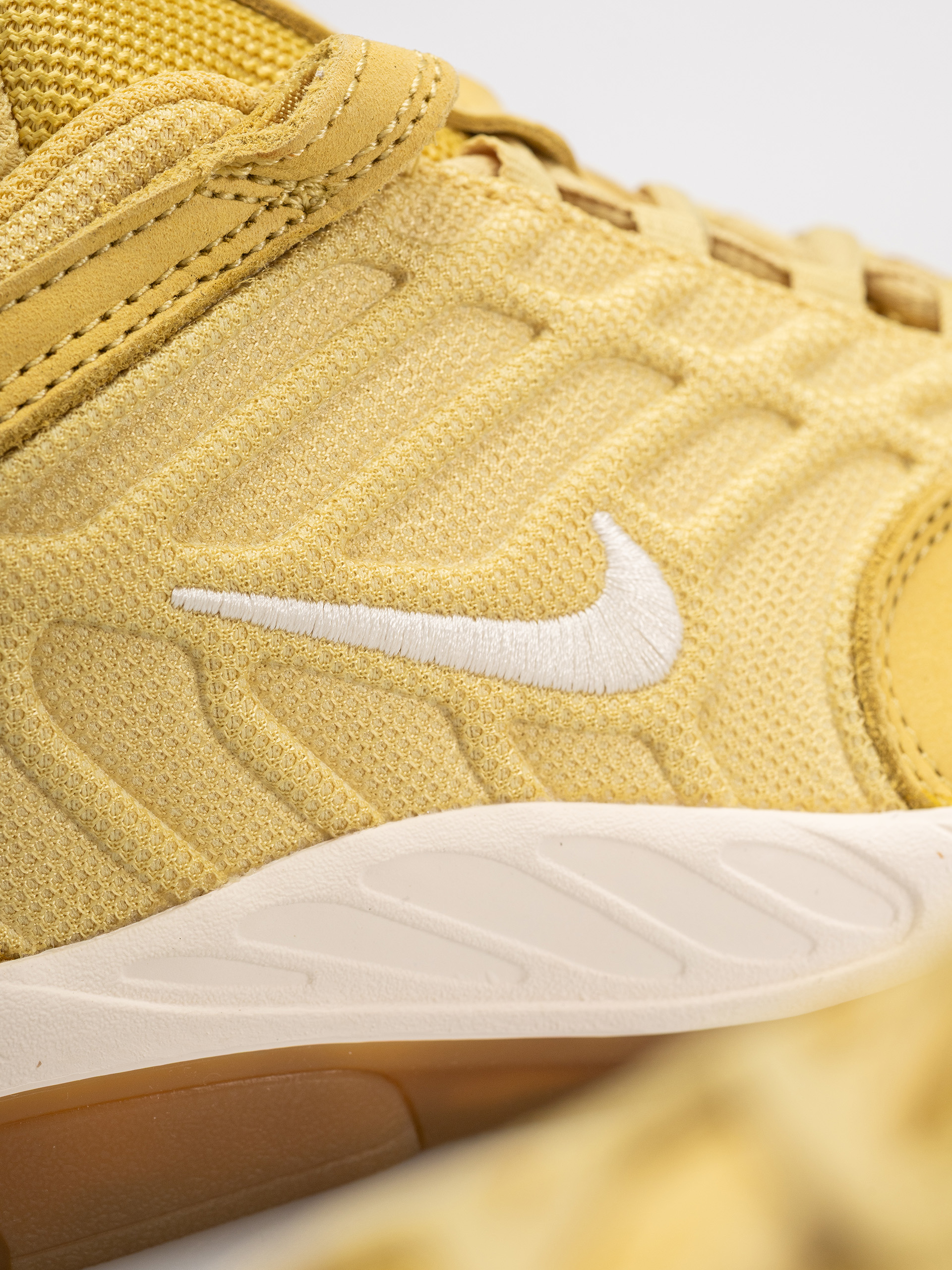 Pantofi Nike SB Vertebrae Iso (saturn gold/sail saturn gold solar flare)