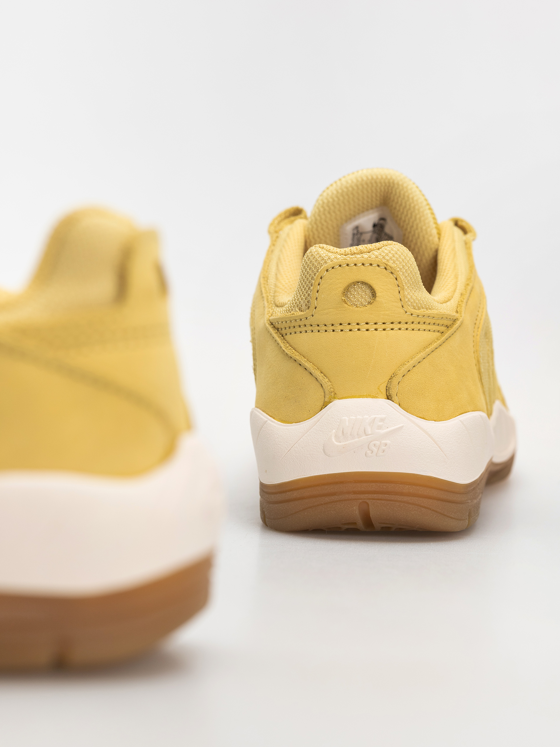 Pantofi Nike SB Vertebrae Iso (saturn gold/sail saturn gold solar flare)