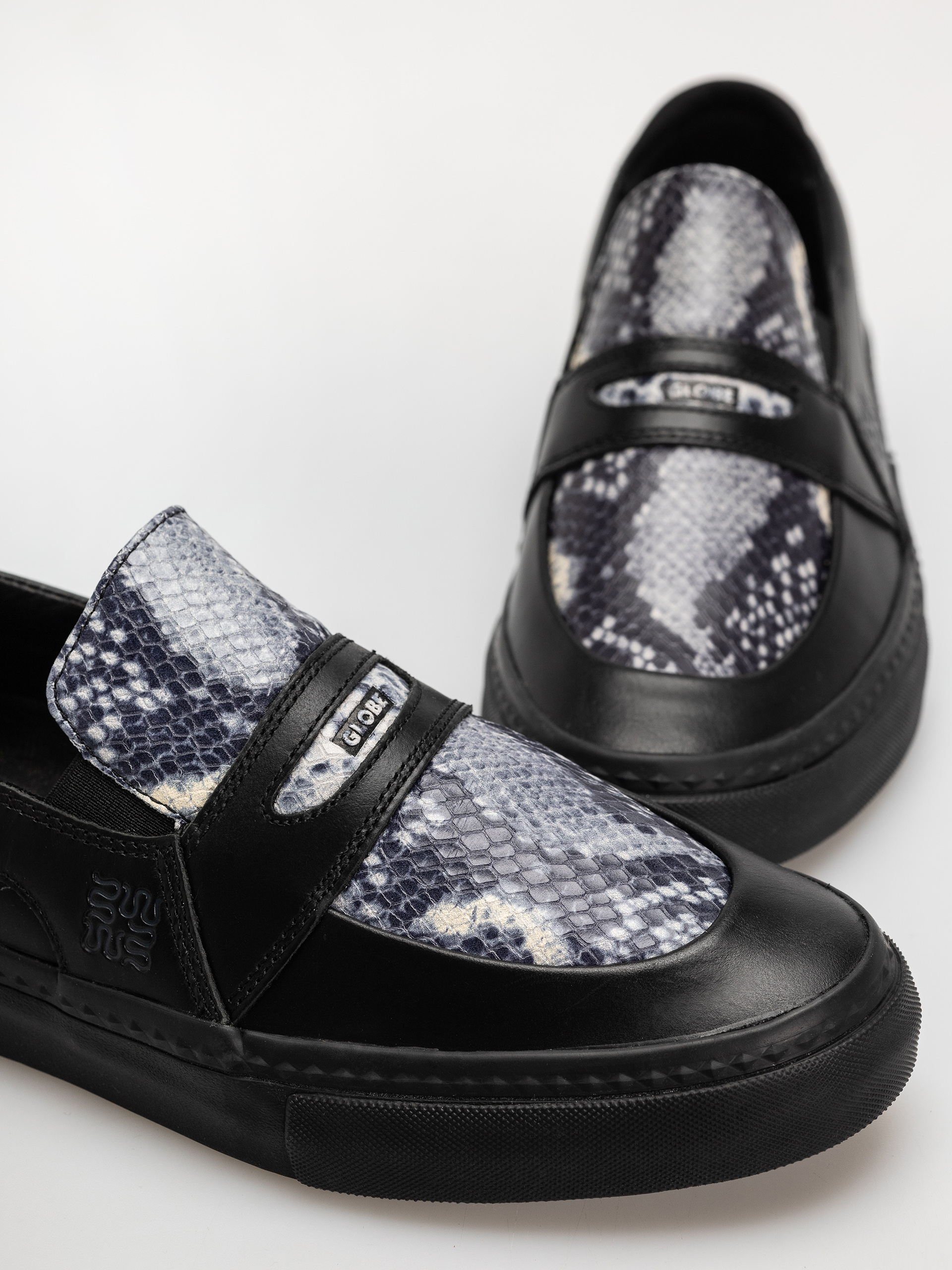 Pantofi Globe Liaizon (wasted talent black/snake)