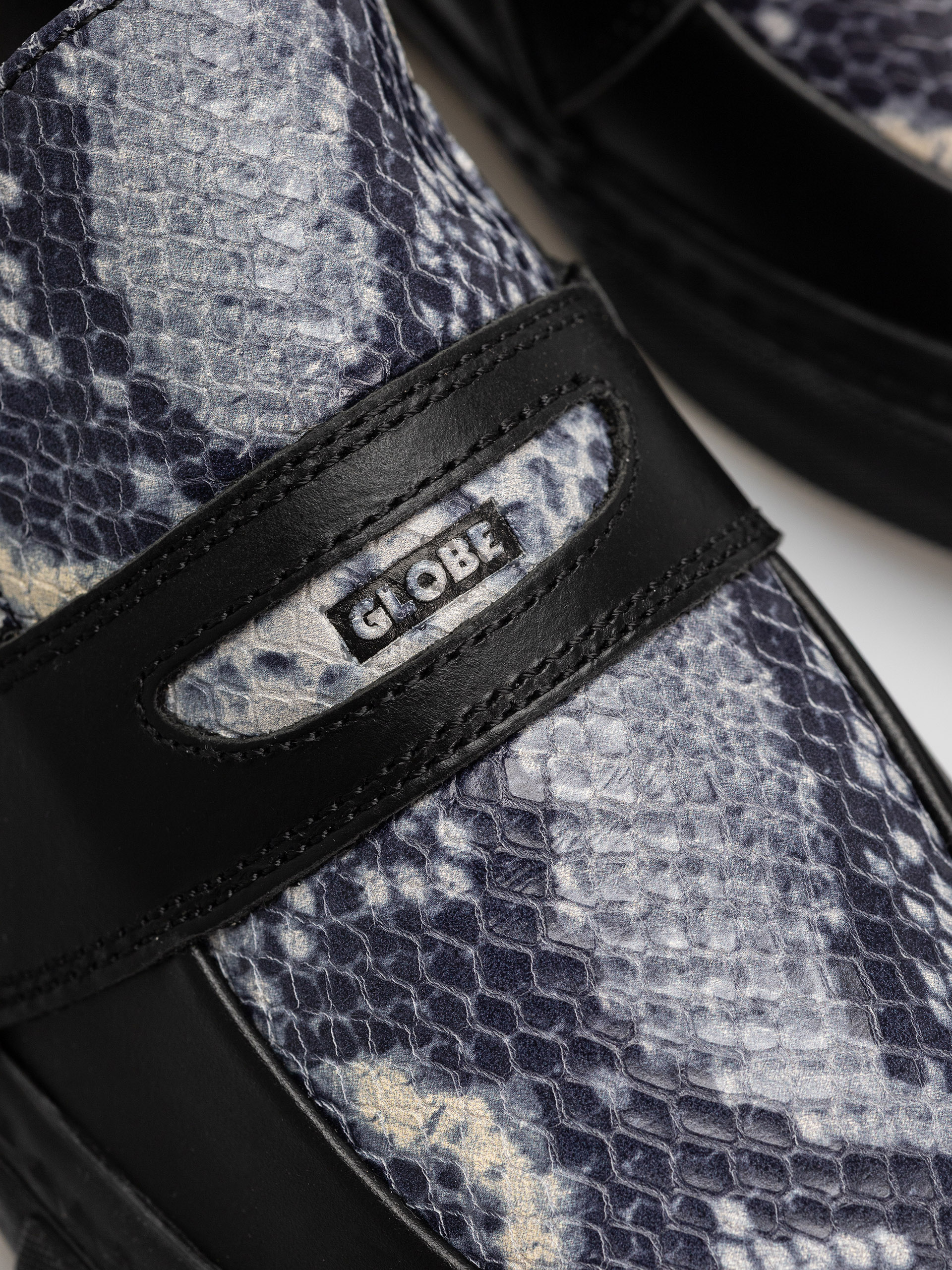 Pantofi Globe Liaizon (wasted talent black/snake)