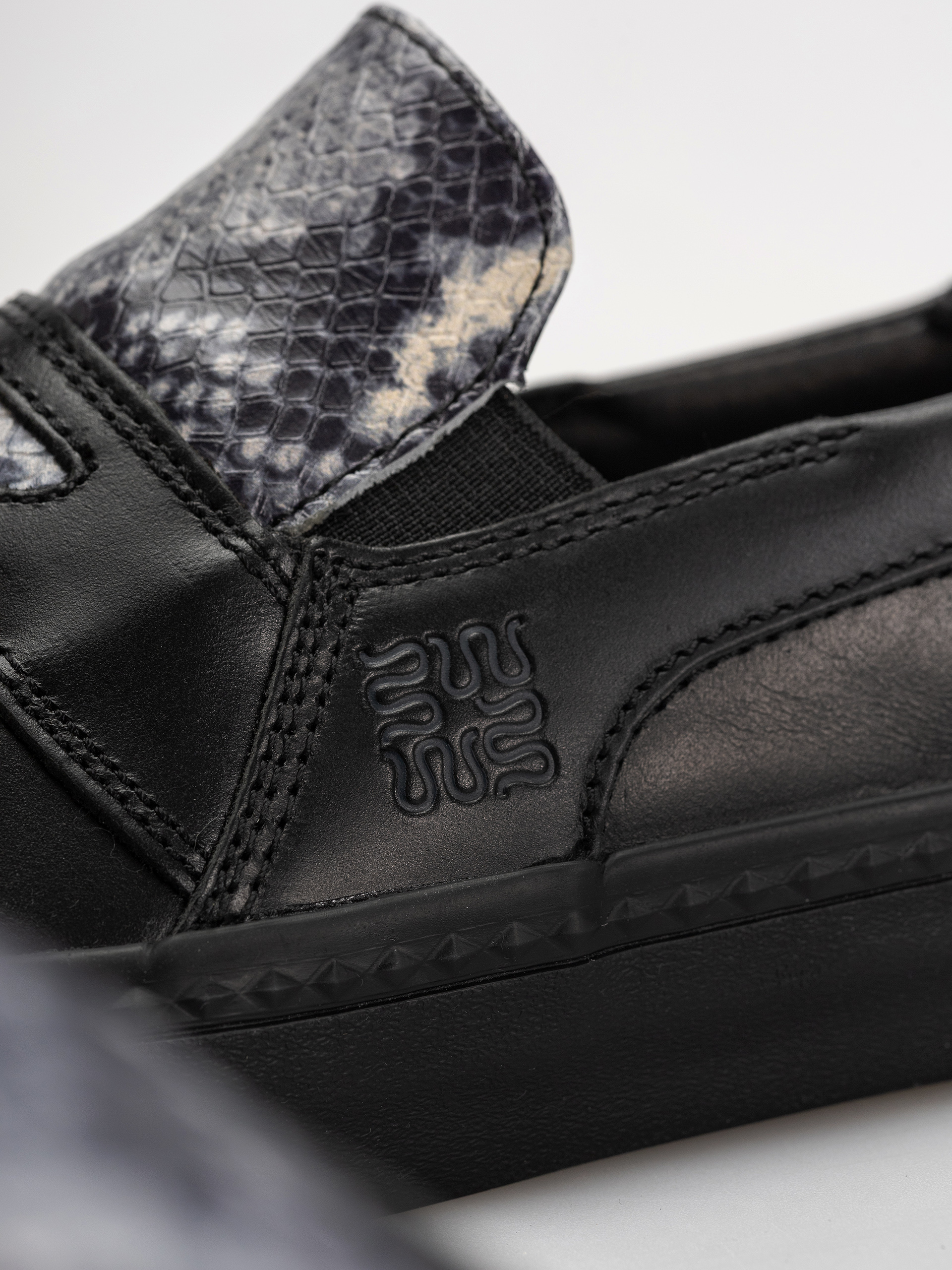 Pantofi Globe Liaizon (wasted talent black/snake)