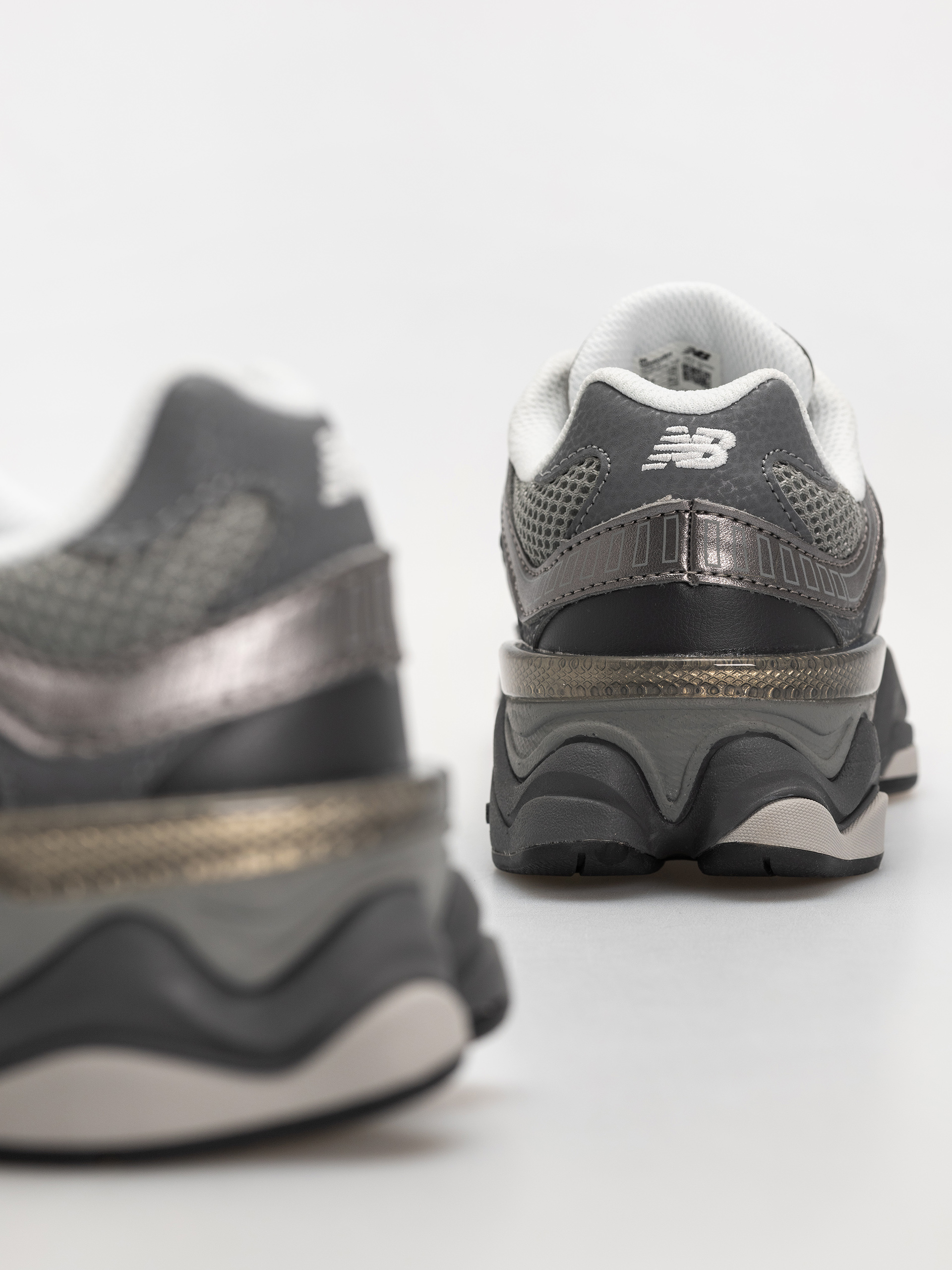 Pantofi New Balance 9060 JR (magnet/faded black)