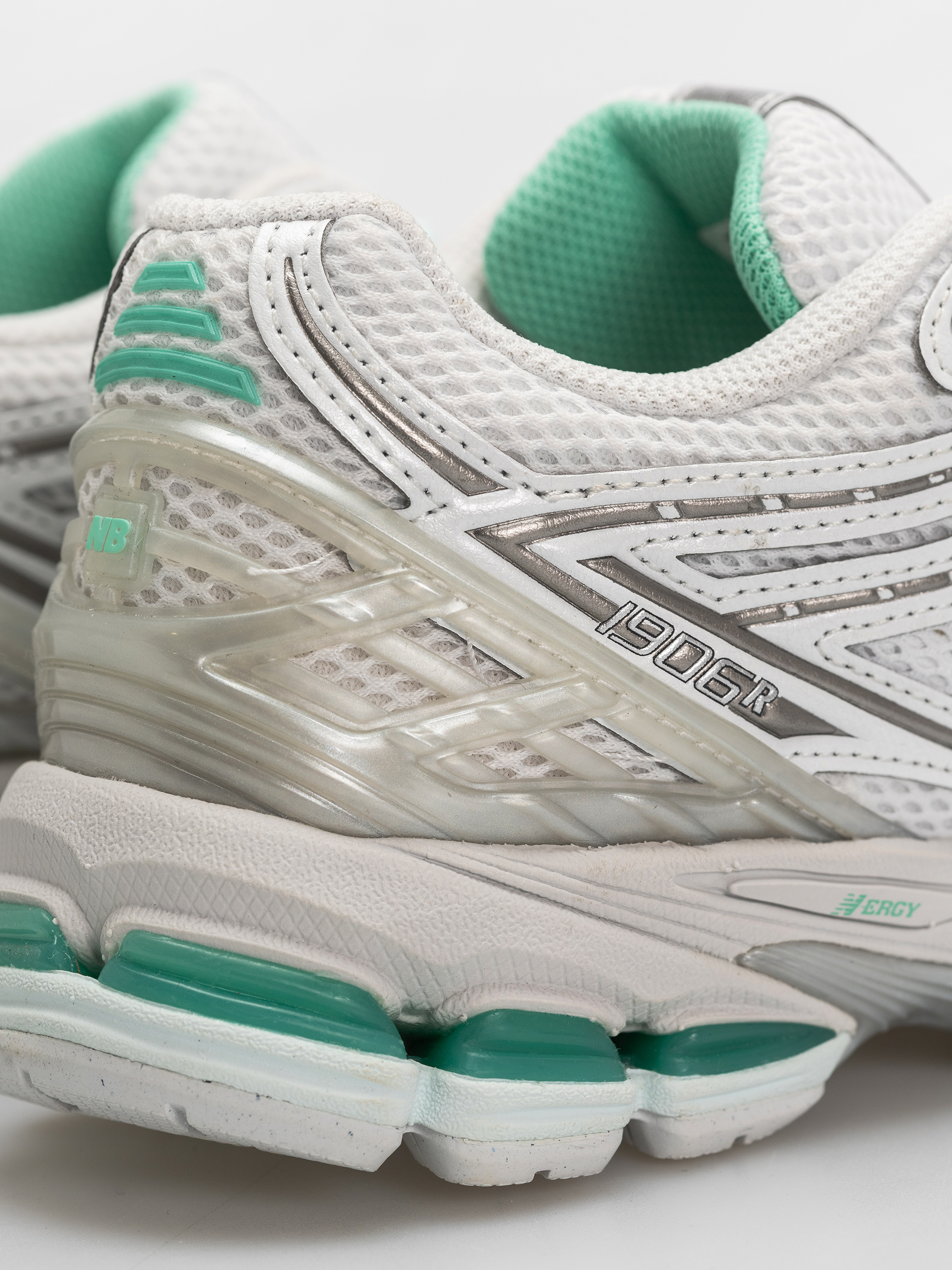 Pantofi New Balance 1906 (103 white/deep end)
