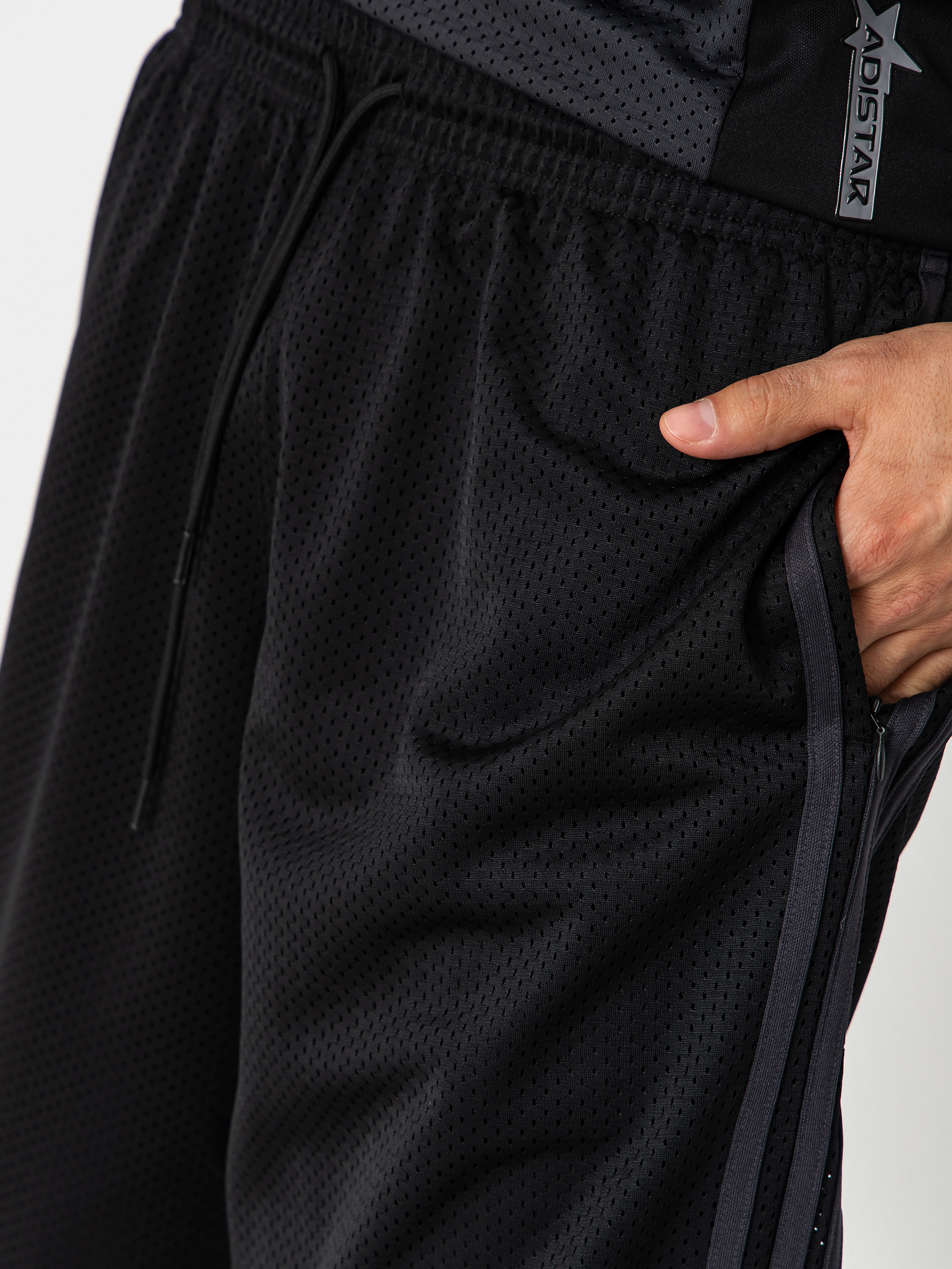 Pantaloni scurți adidas Tyshawn B (black/magold/carbon)