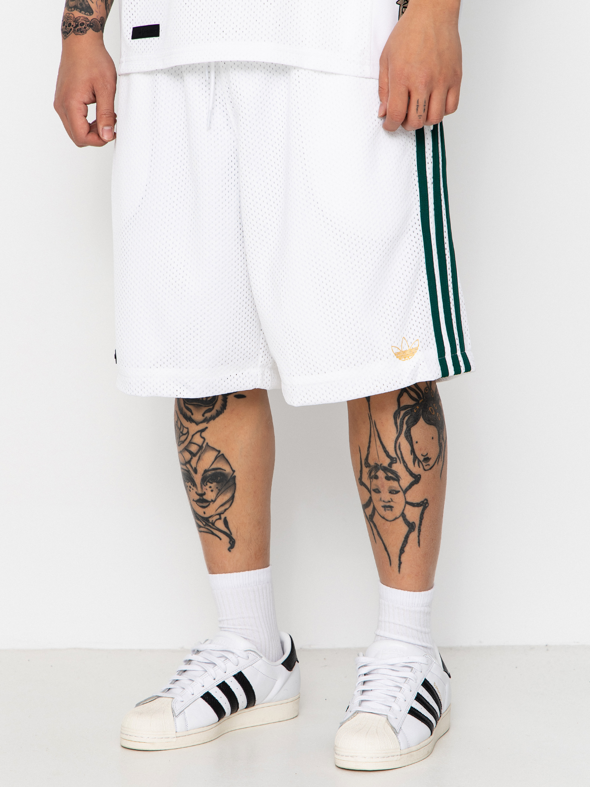Pantaloni scurți adidas Tyshawn B (white/magold/cgreen)
