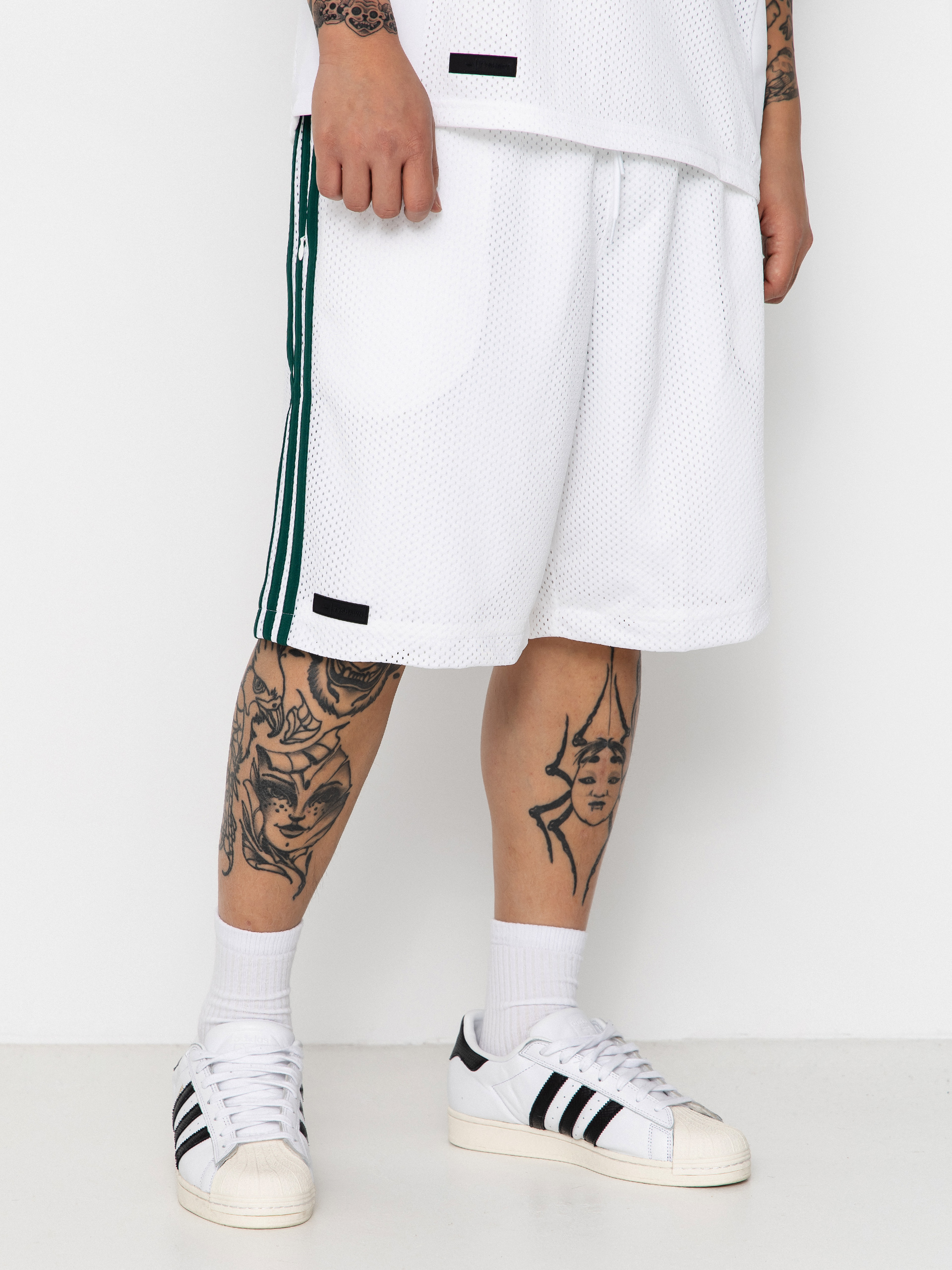 Pantaloni scurți adidas Tyshawn B (white/magold/cgreen)