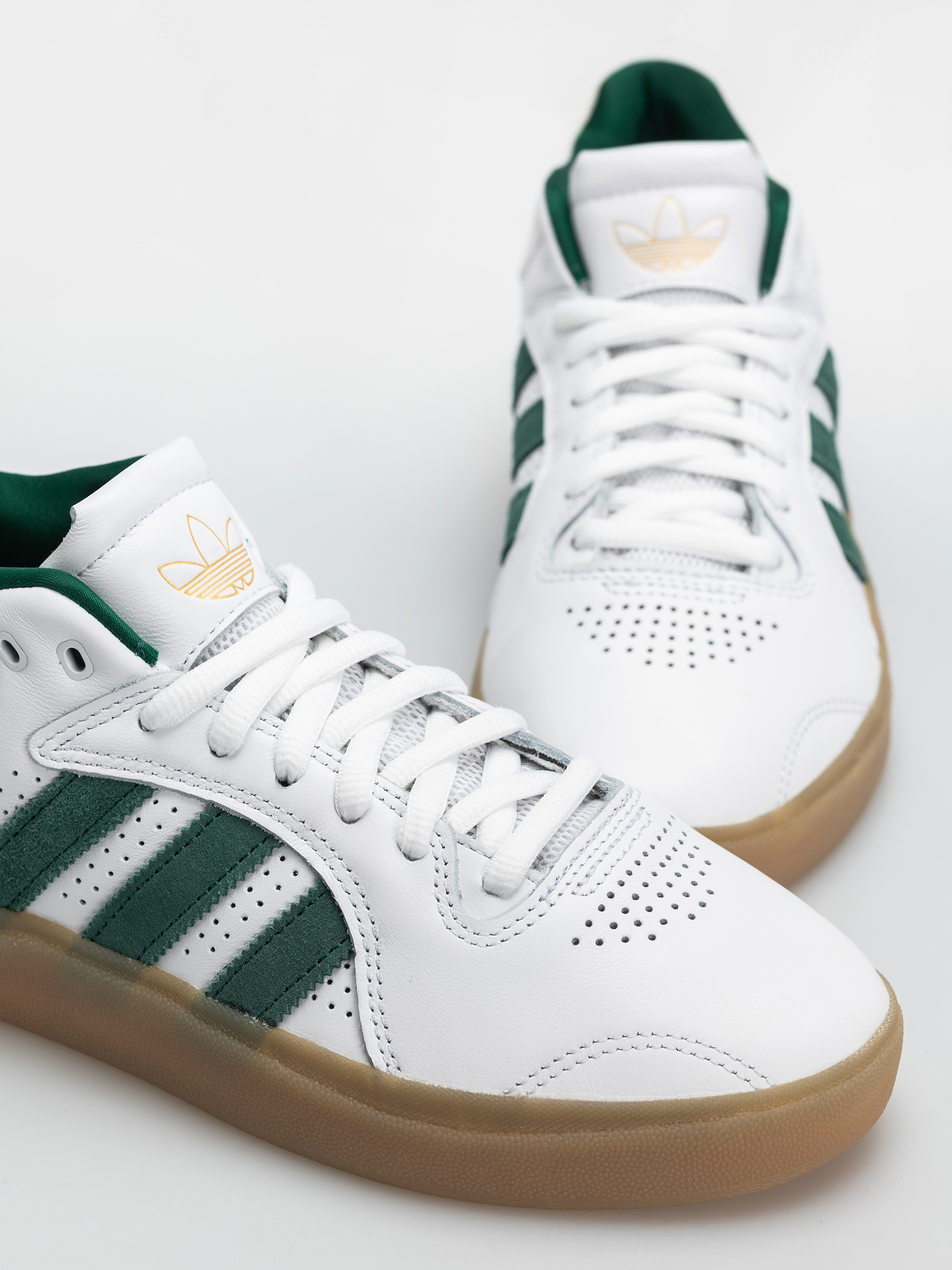 Pantofi adidas Tyshawn (ftwwht/cgreen/gum4)