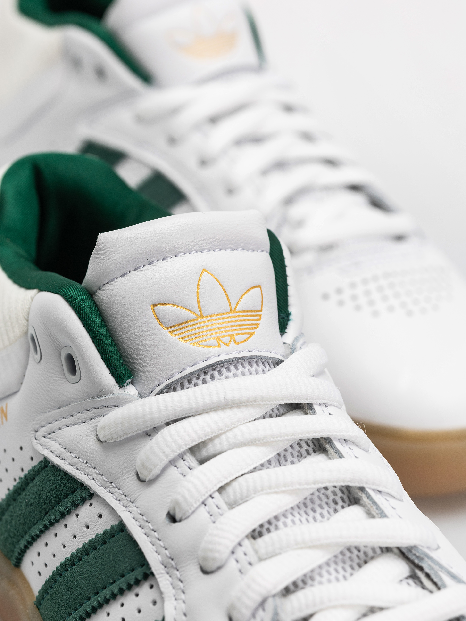 Pantofi adidas Tyshawn (ftwwht/cgreen/gum4)