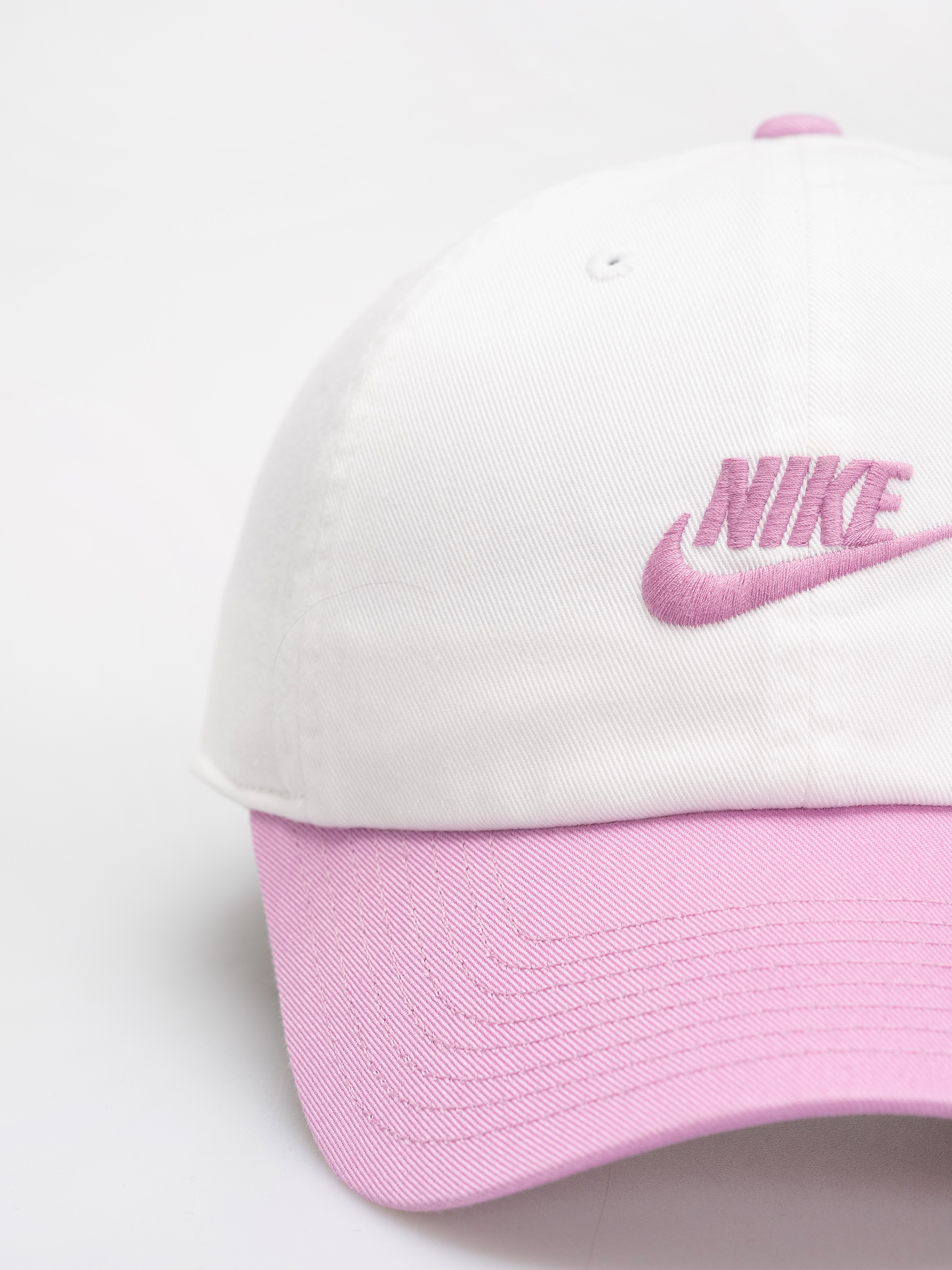 Șapcă Nike SB Club (white/lt magenta/lt magenta)