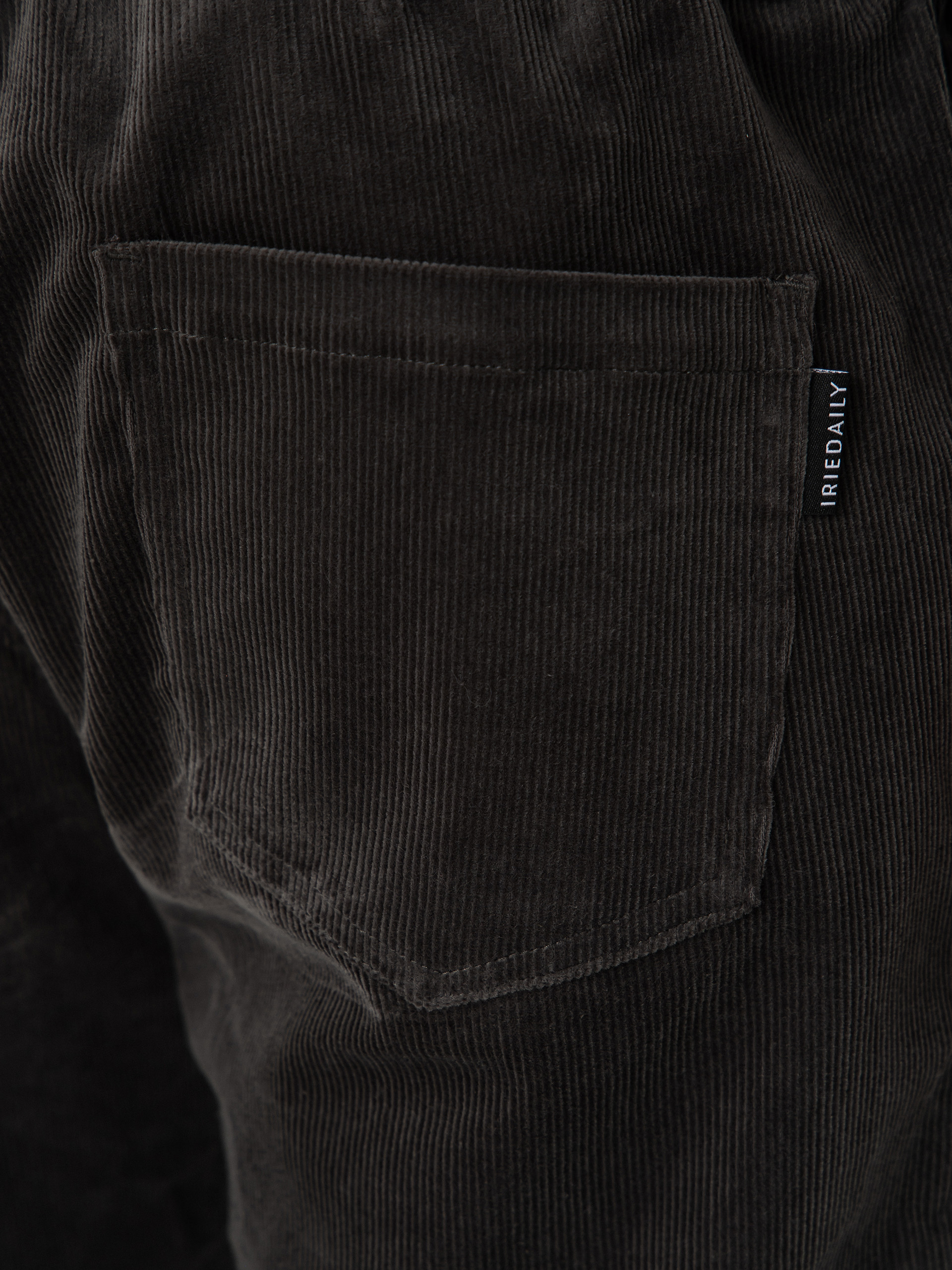 Pantaloni scurți Iriedaily Corvin (dark jungle)