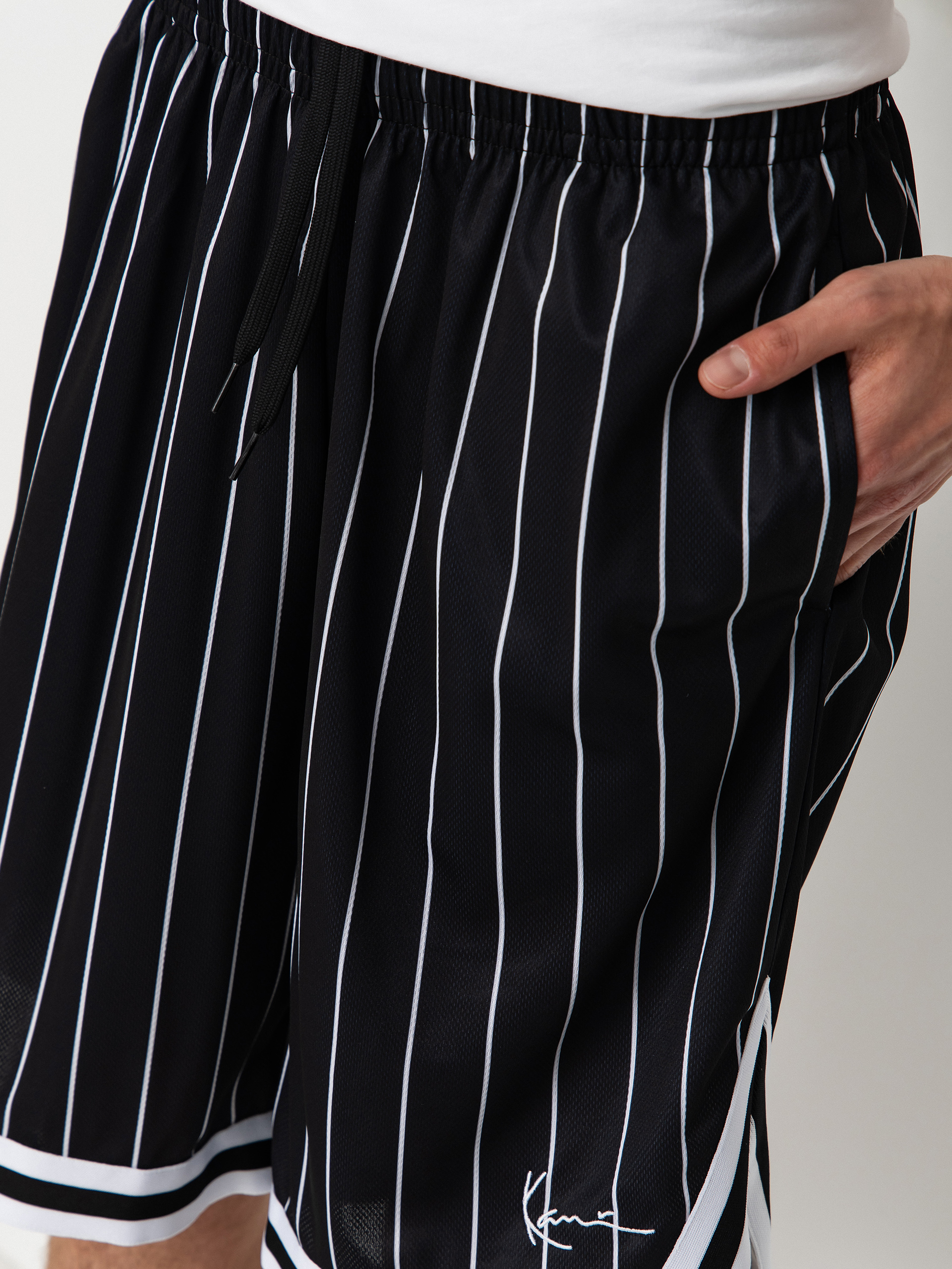 Pantaloni scurți Karl Kani Small Signature Pinstripe Mesh (black/white)