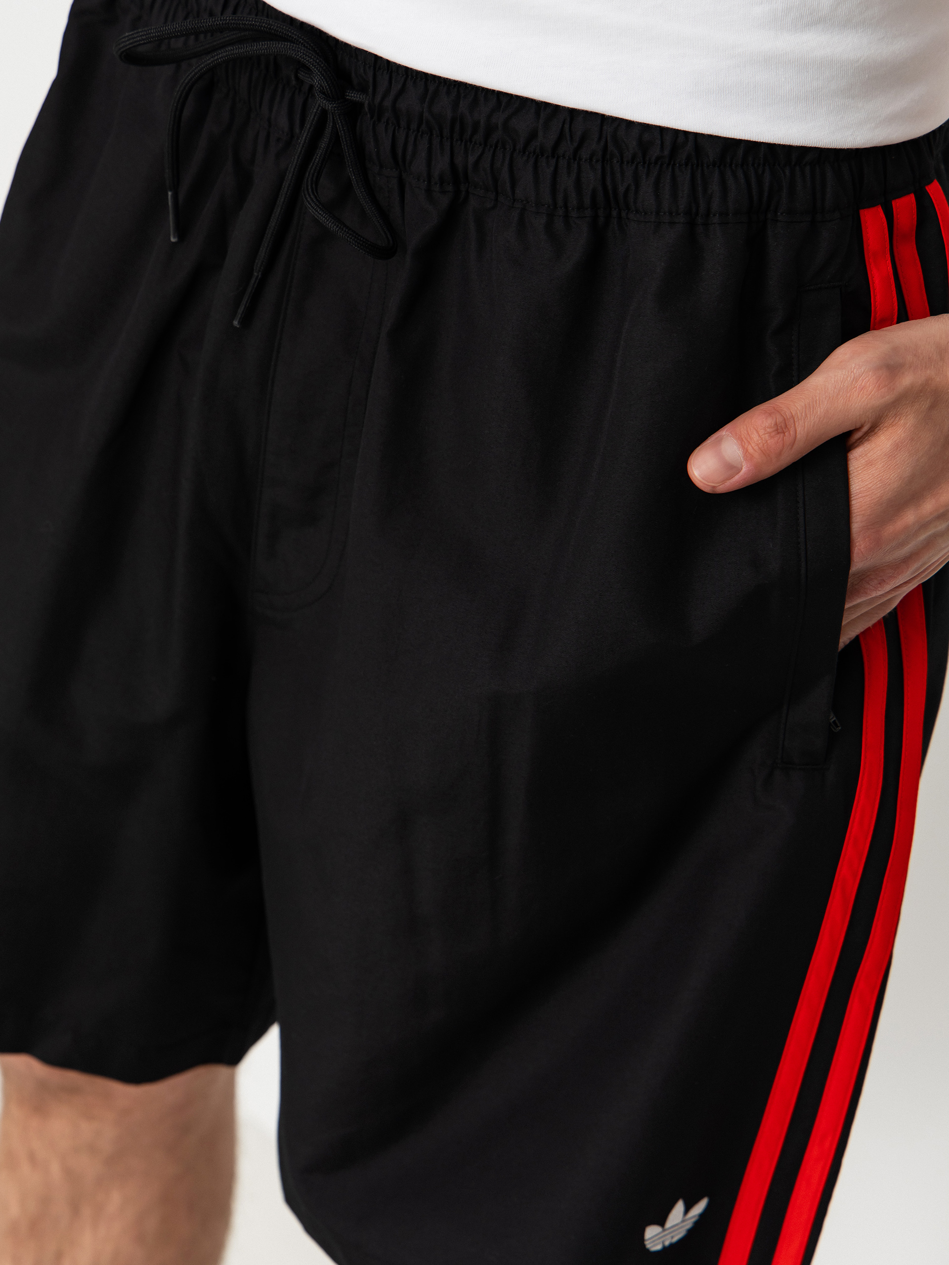 Pantaloni scurți adidas Skt Wtr (black/white/red)