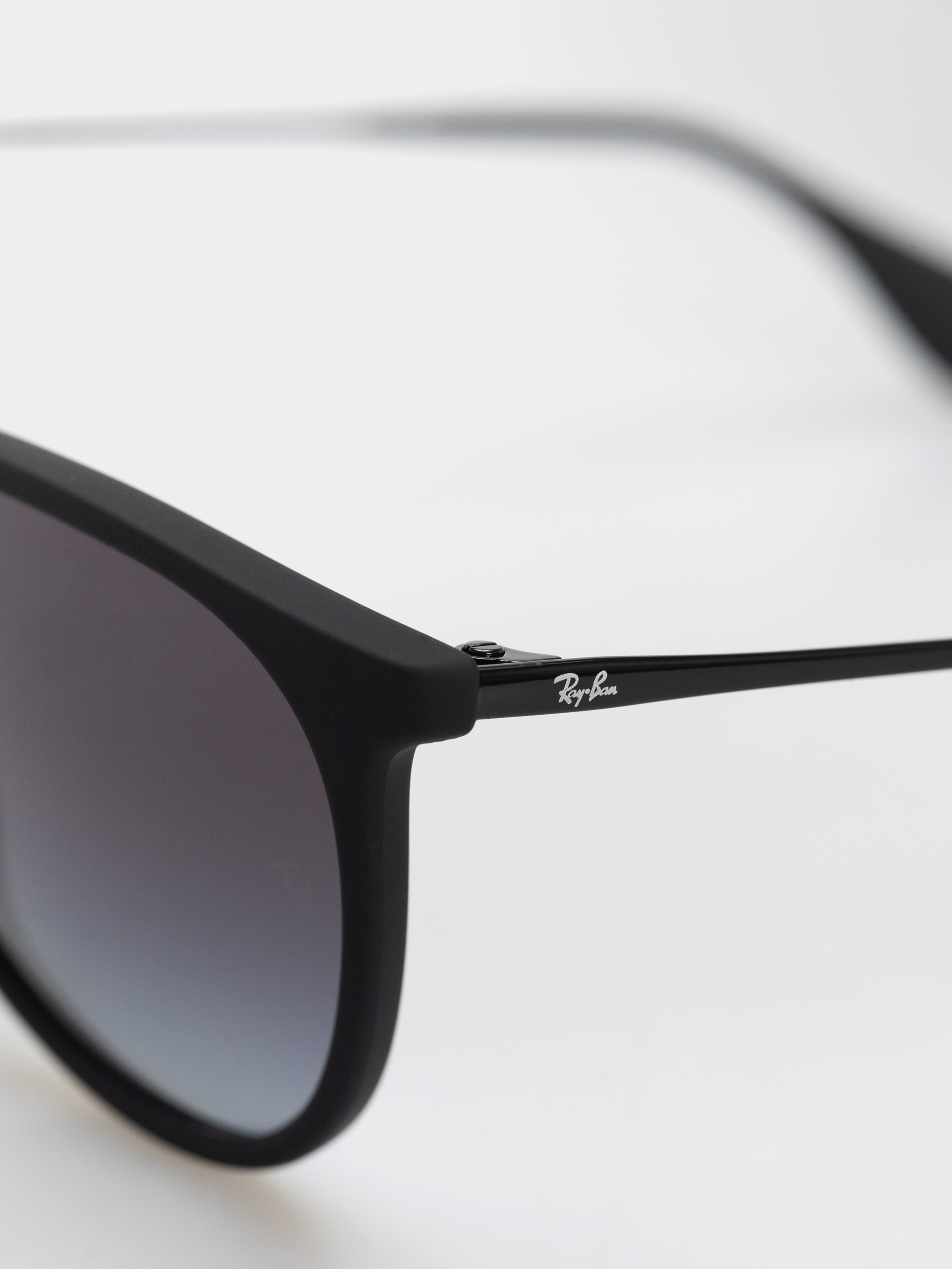 Ochelari de soare Ray-Ban Erika Classic (matowy guma czarny/szary gradalny)