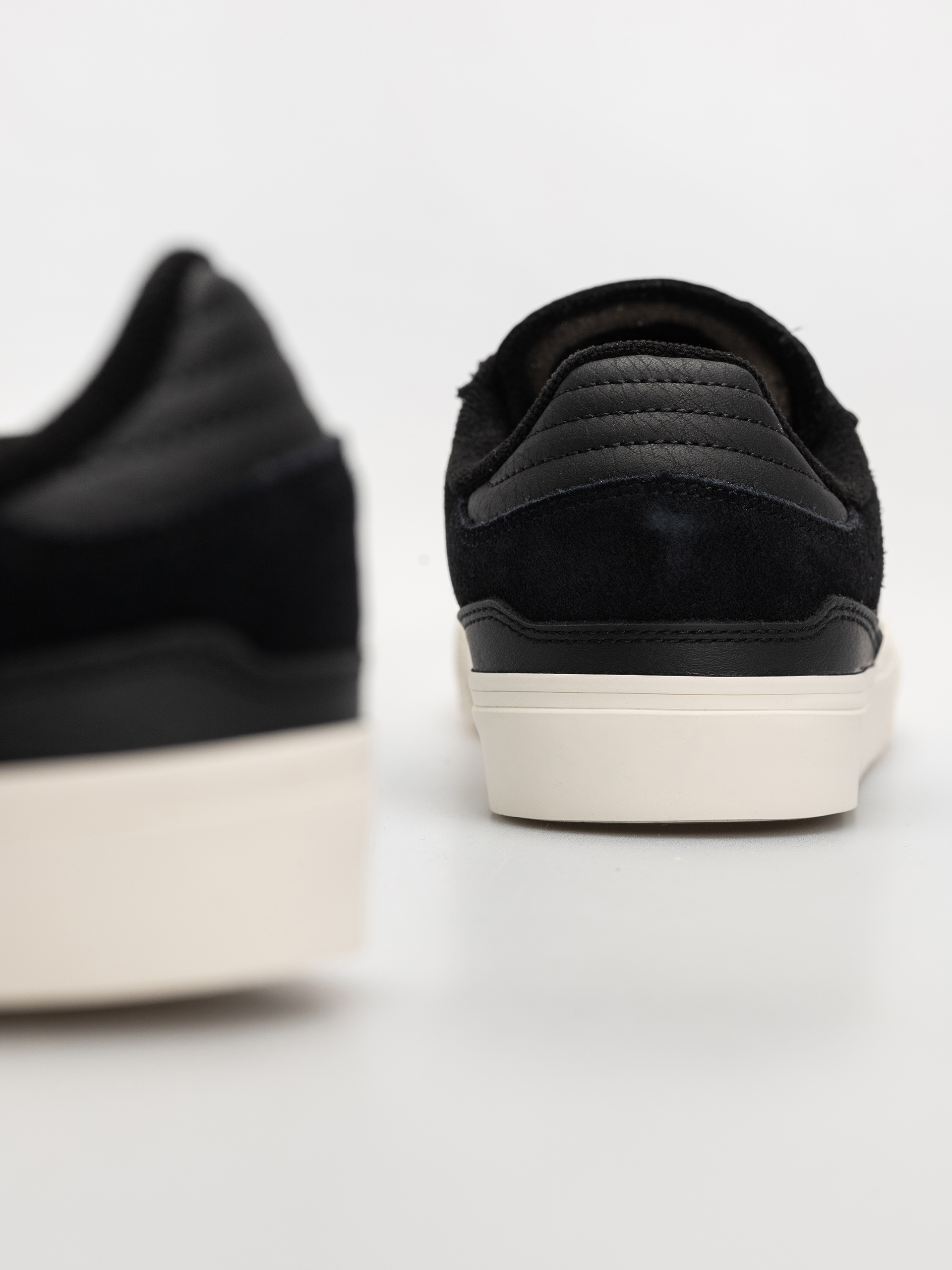 Pantofi adidas Busenitz Vulc II (cblack/cwhite/goldmt)