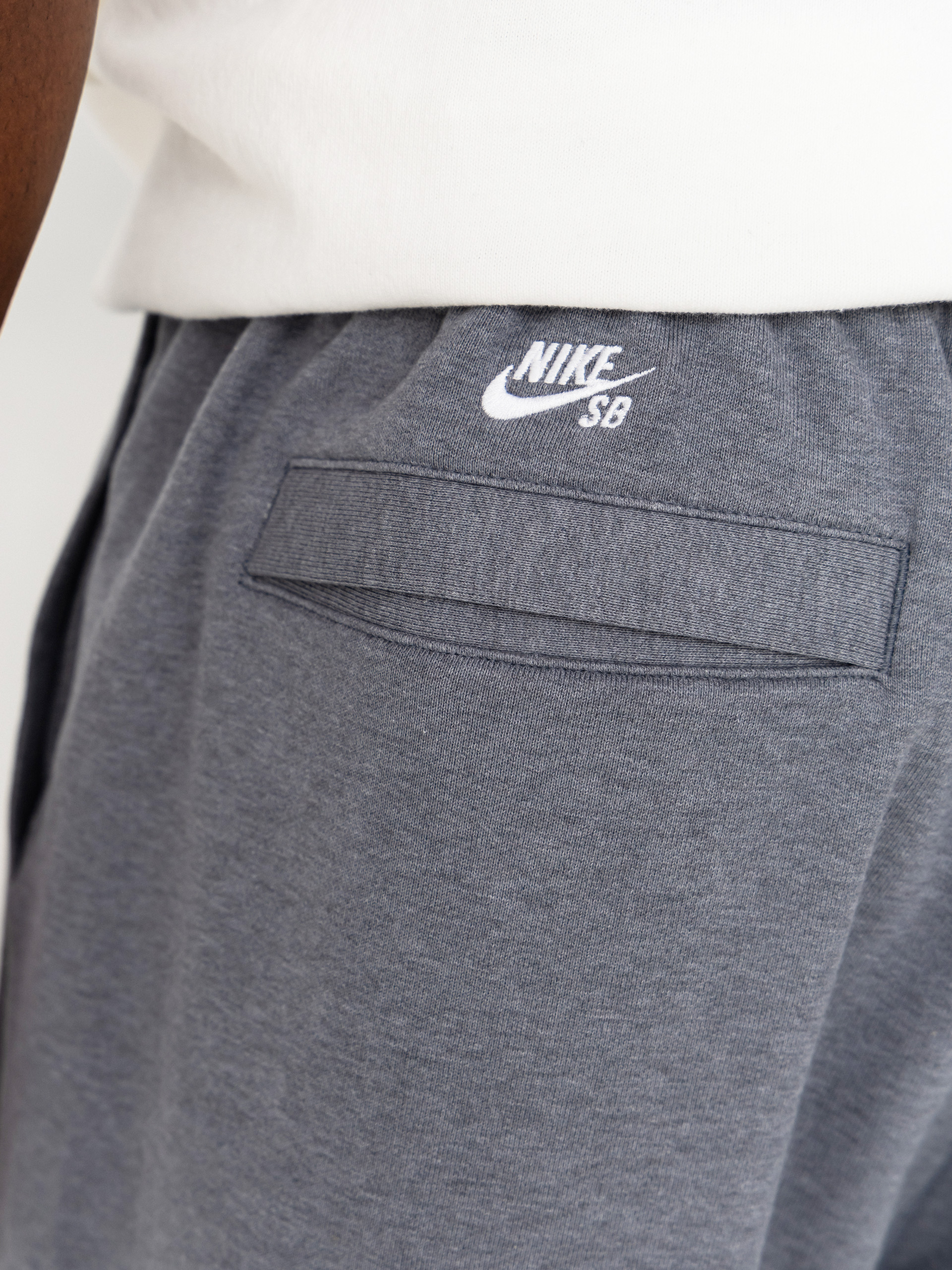 Pantaloni scurți Nike SB Gfx Flc (cool grey/htr/white)