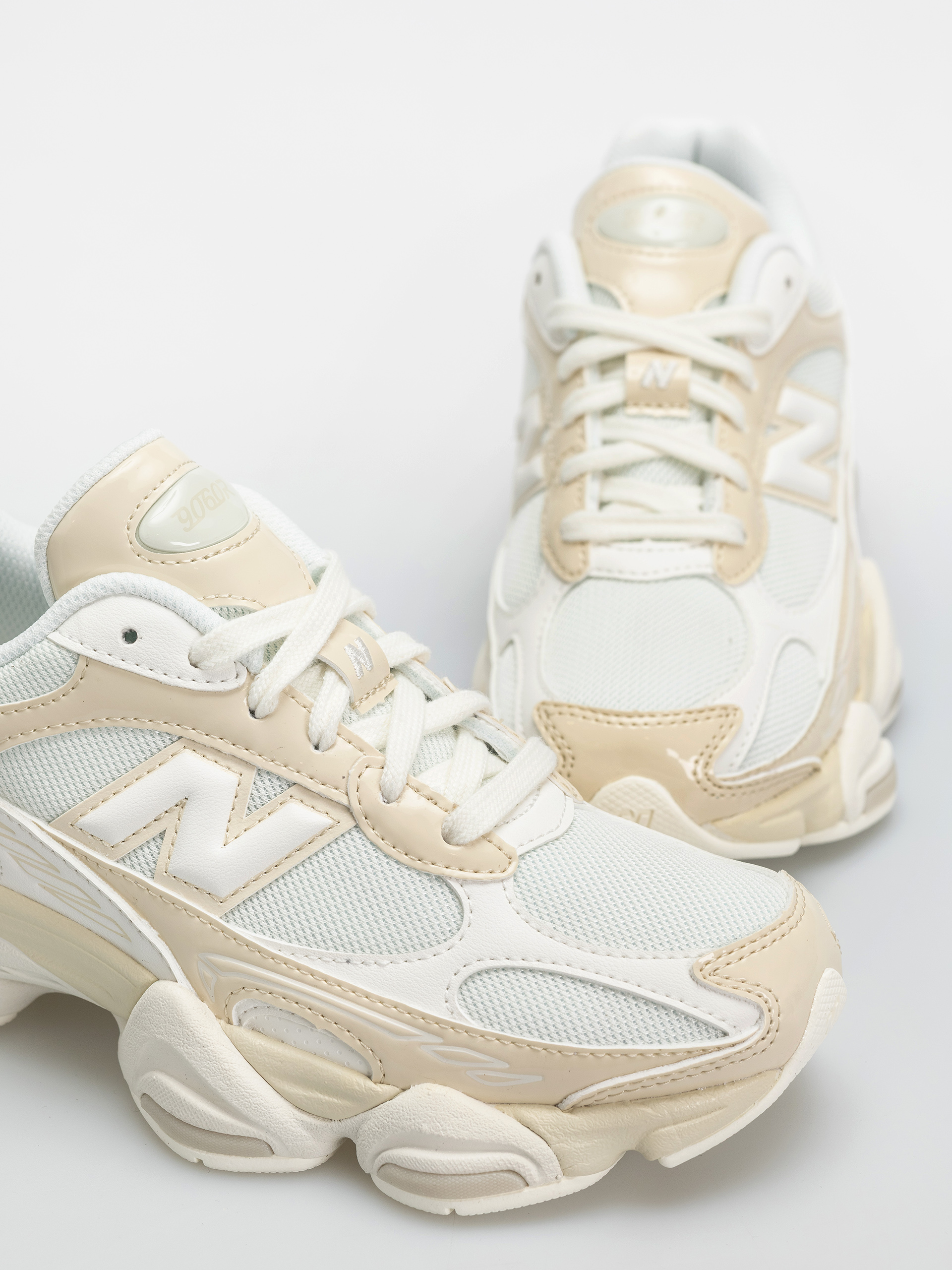 Pantofi New Balance 9060 (bone/sea salt)