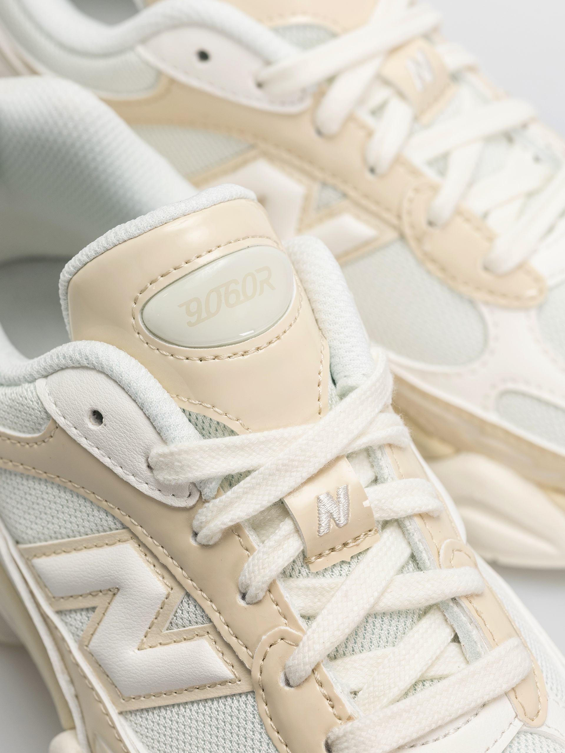 Pantofi New Balance 9060 (bone/sea salt)
