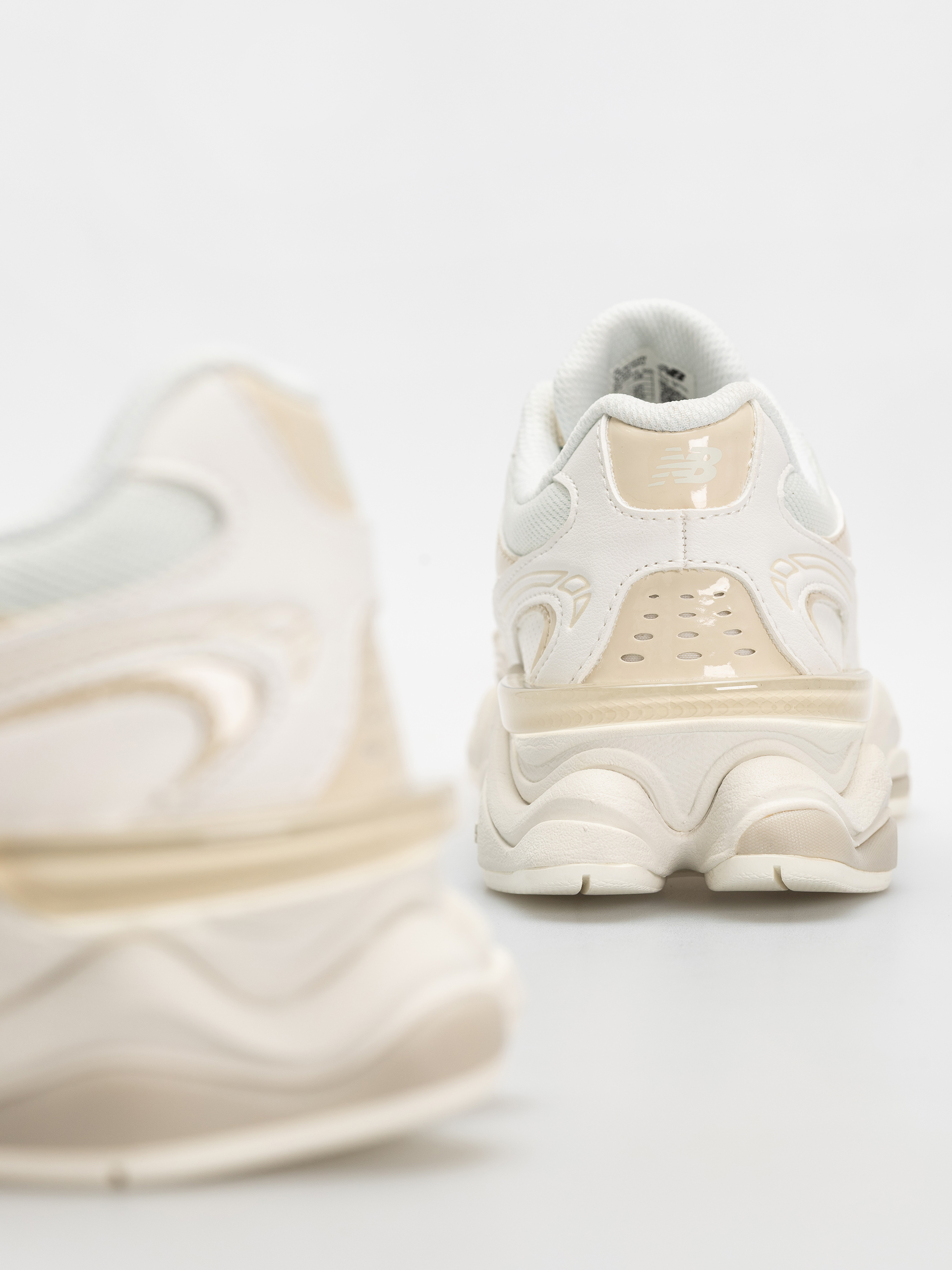 Pantofi New Balance 9060 (bone/sea salt)