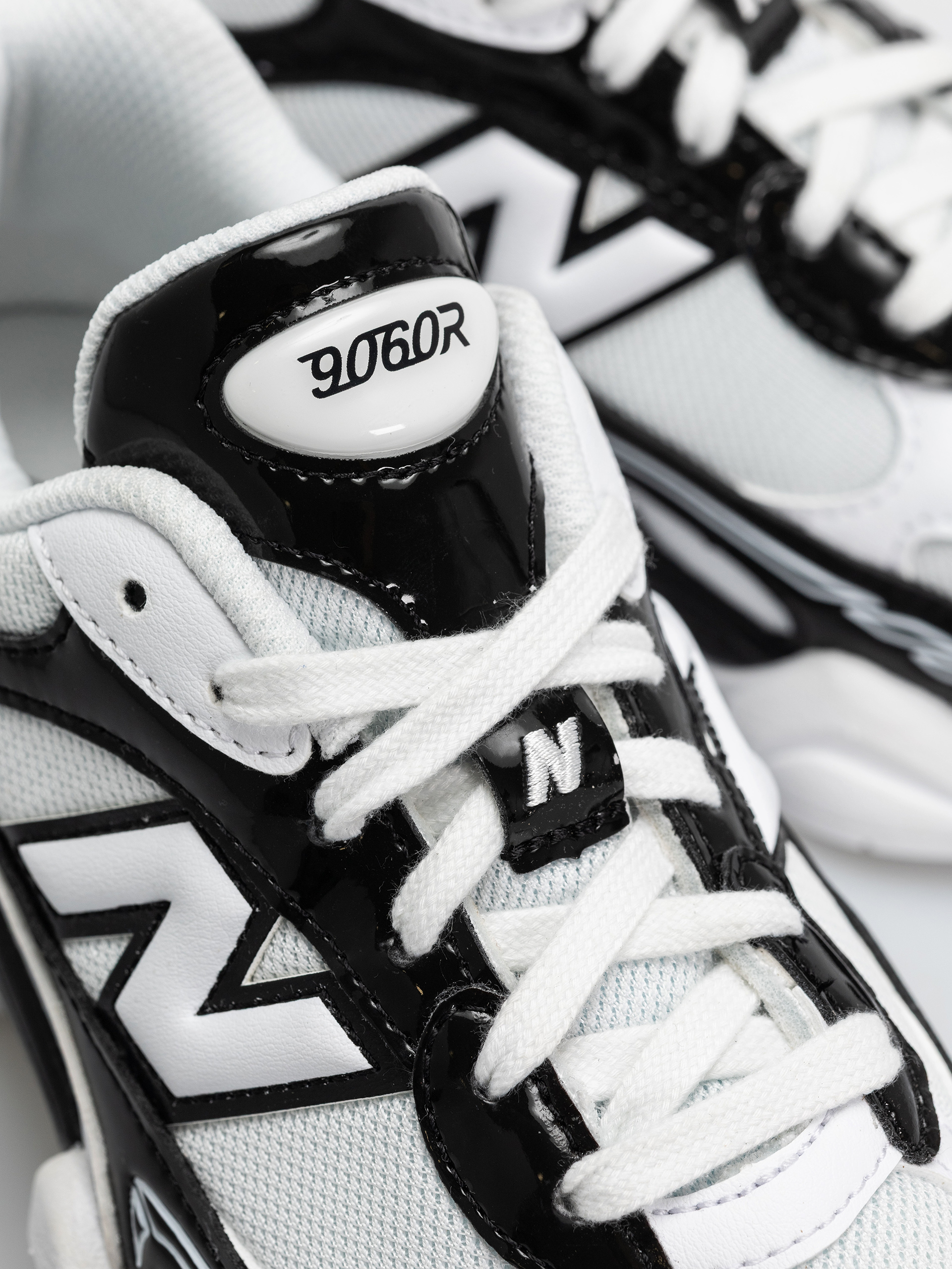 Pantofi New Balance 9060 (black/white)