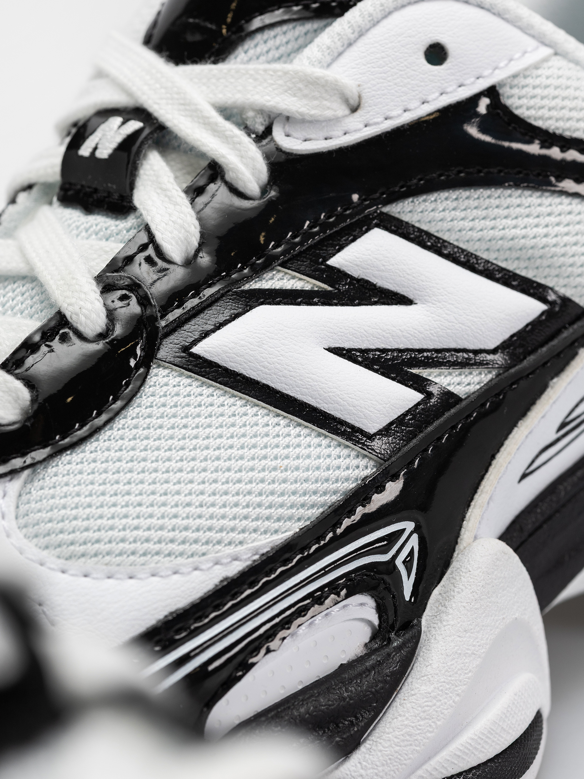 Pantofi New Balance 9060 (black/white)