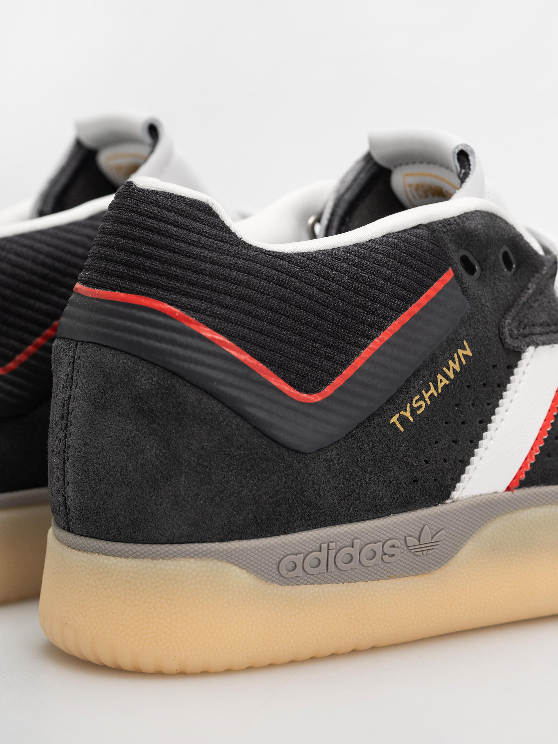 Pantofi adidas Tyshawn (carbon/crywht/betsca)