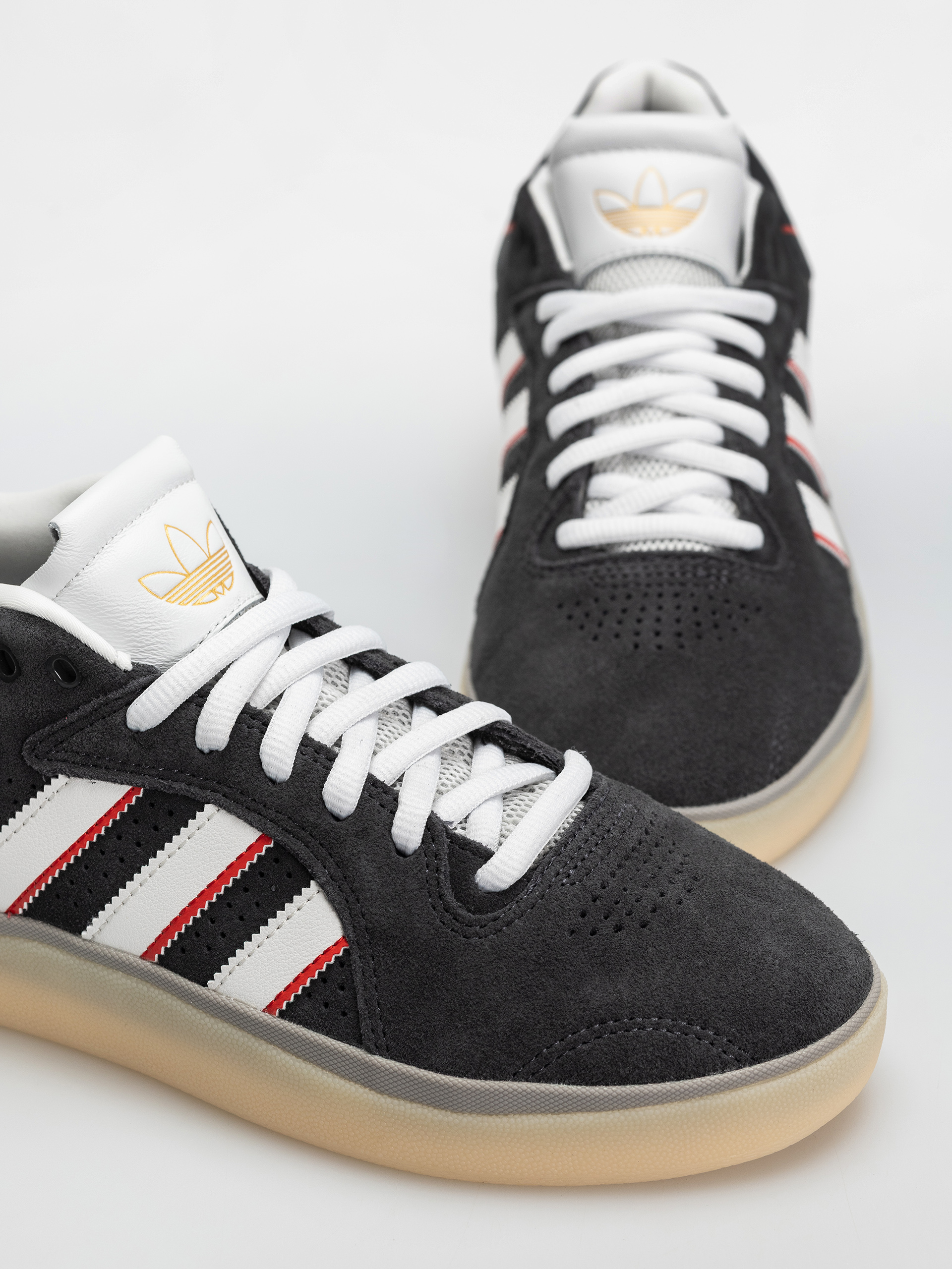 Pantofi adidas Tyshawn (carbon/crywht/betsca)