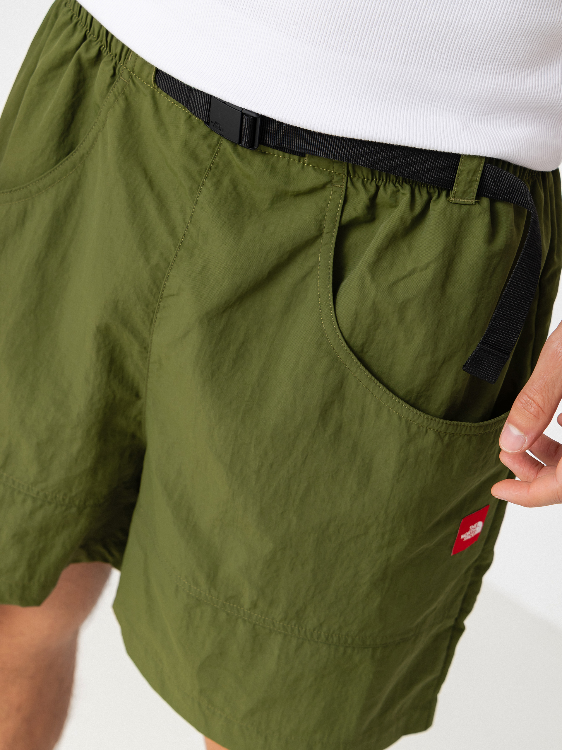 Pantaloni scurți The North Face Tnf Red Box Nylon Belted (woodland green)