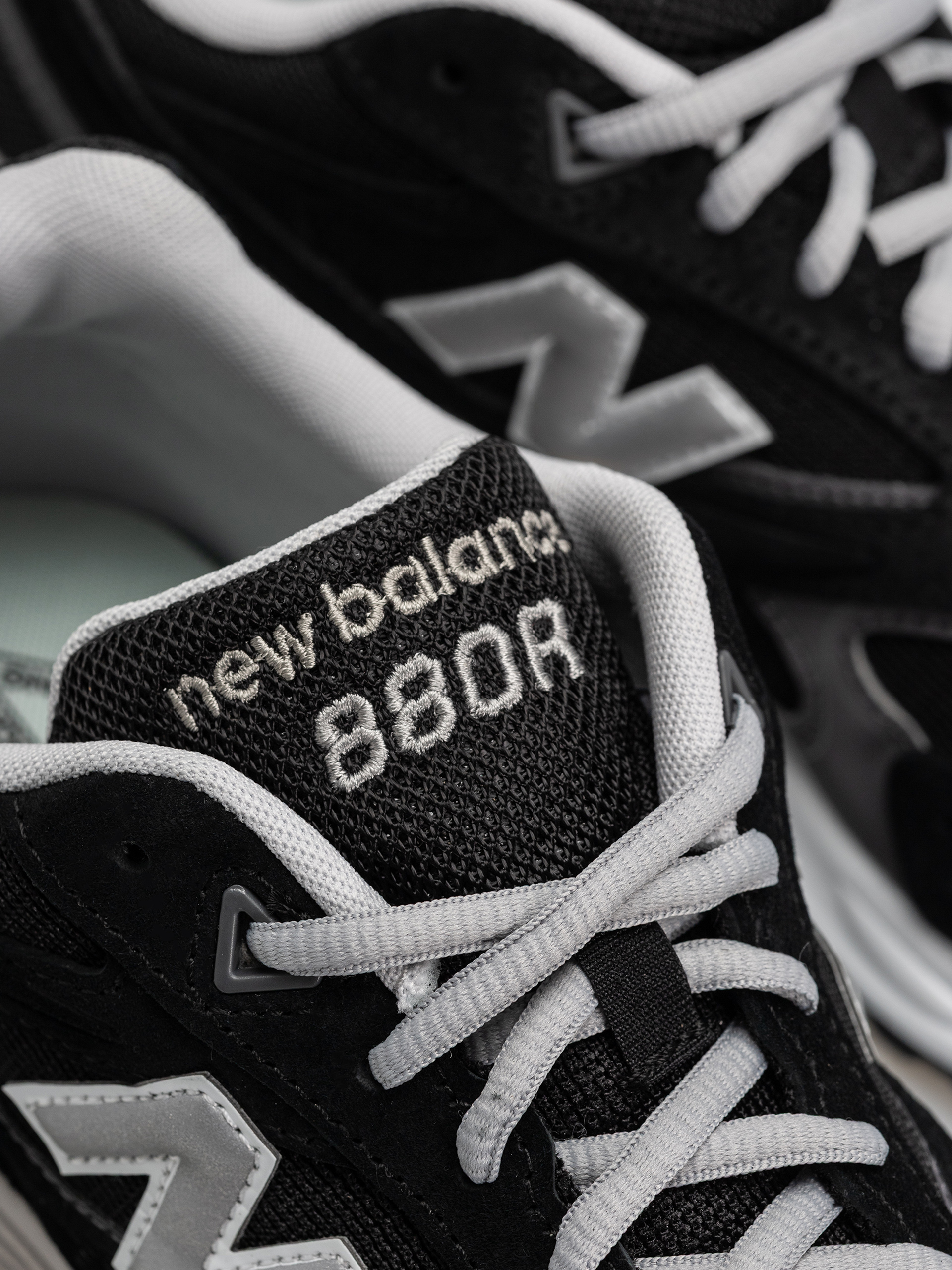 Pantofi New Balance 880R (black/castlerock)