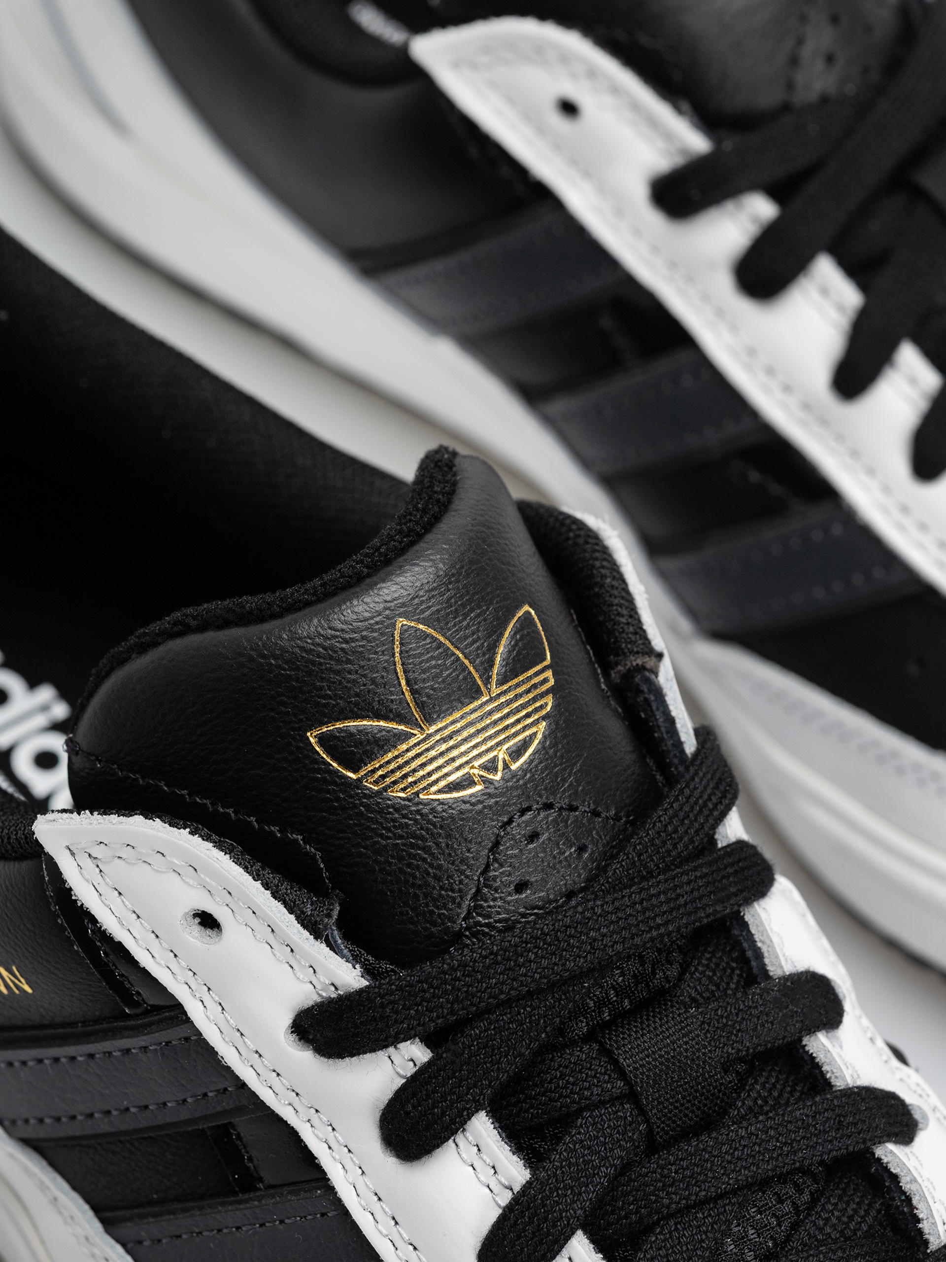 Pantofi adidas Tyshawn II (cblack/carbon/ftwwht)