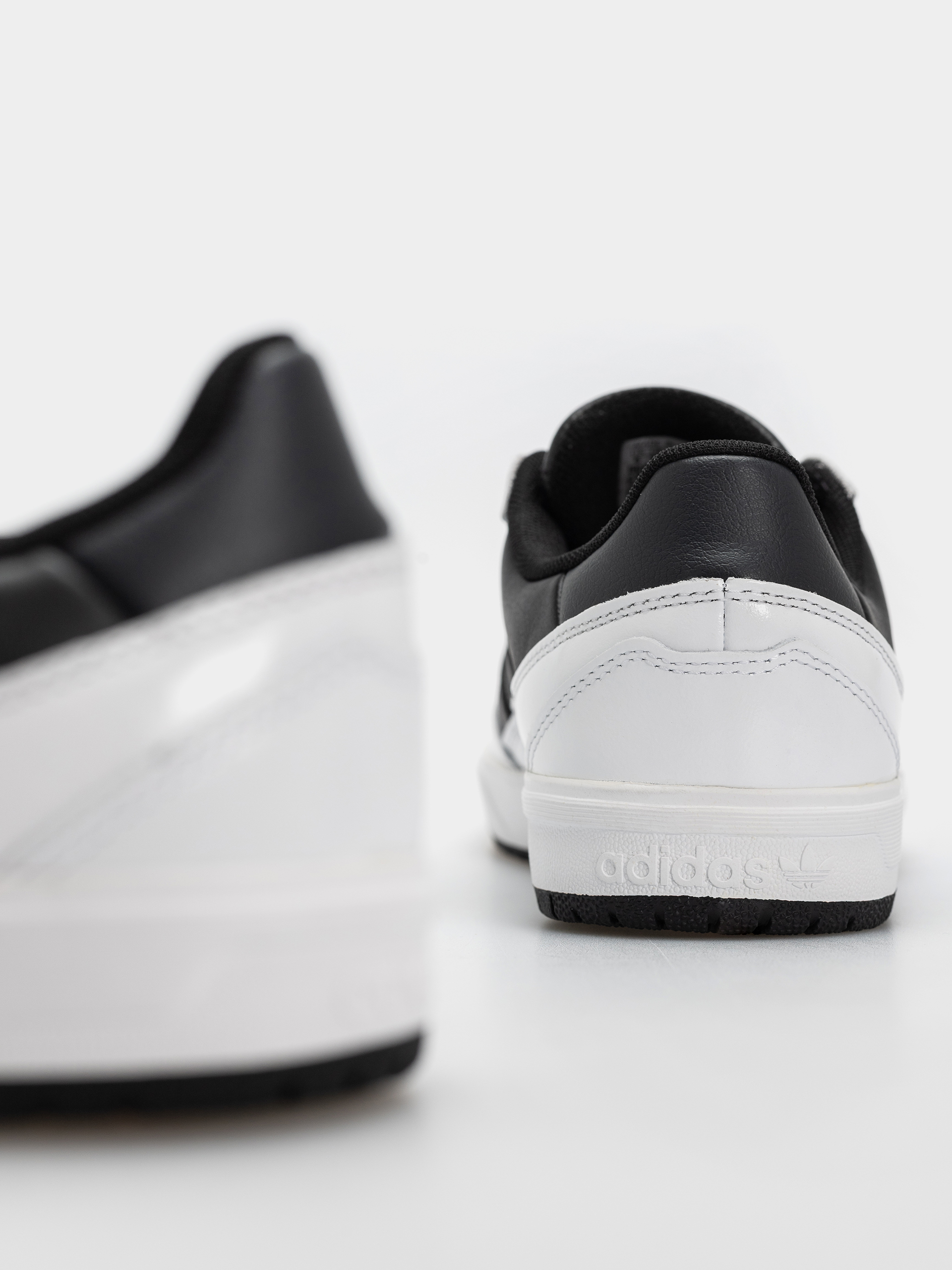 Pantofi adidas Tyshawn II (cblack/carbon/ftwwht)