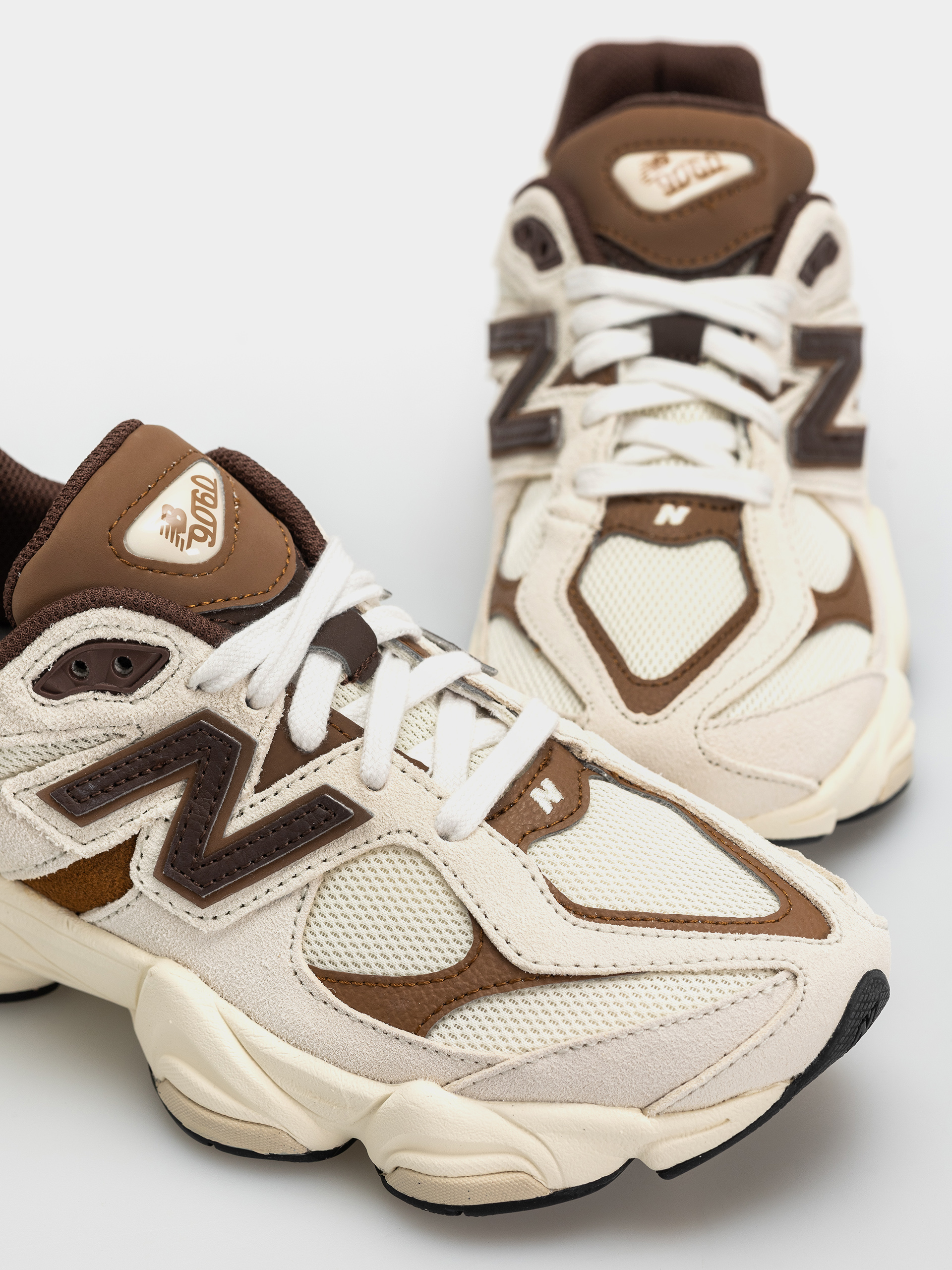 Pantofi New Balance 9060 JR (breakfast tea/angora)
