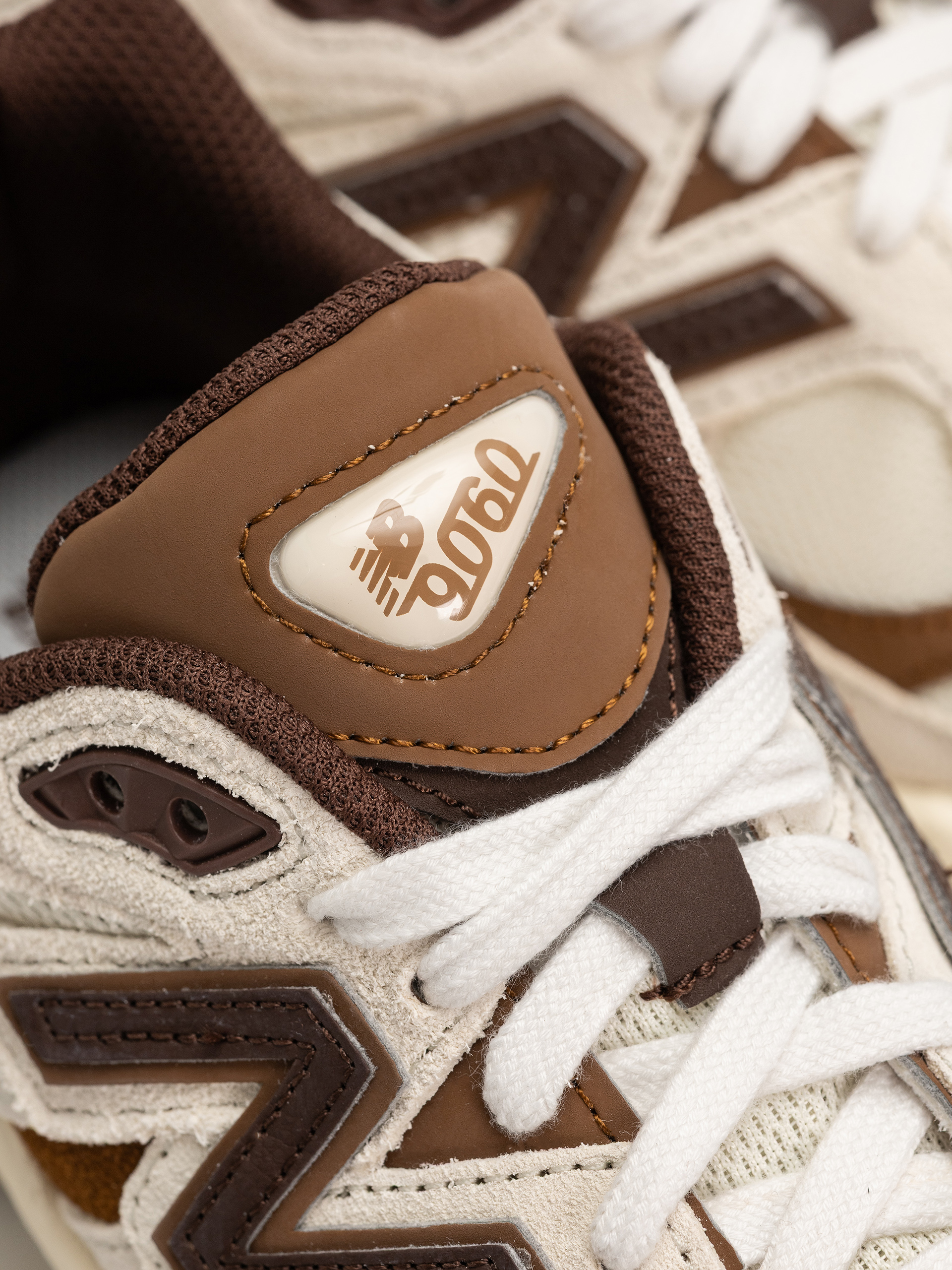 Pantofi New Balance 9060 JR (breakfast tea/angora)
