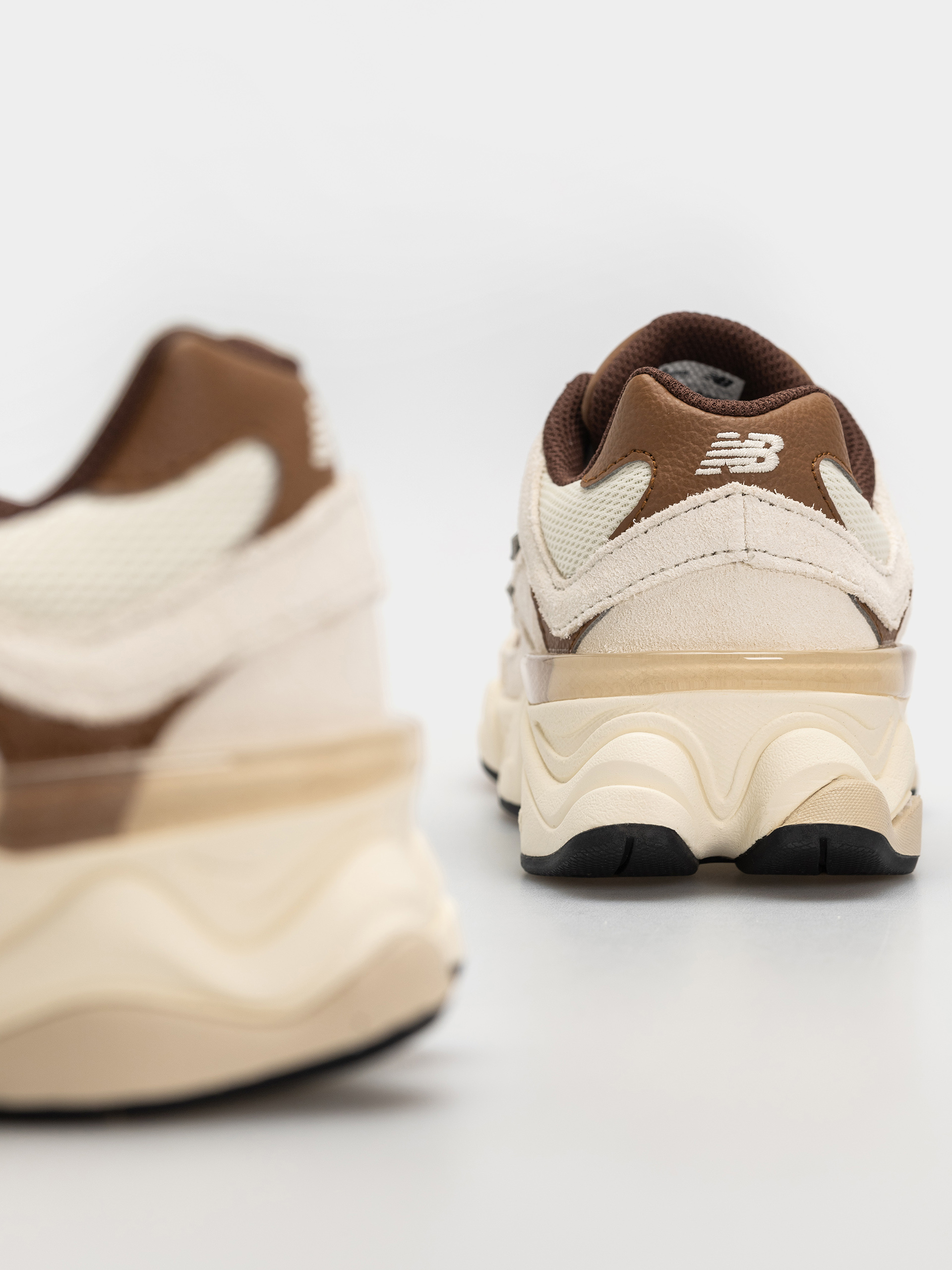 Pantofi New Balance 9060 JR (breakfast tea/angora)