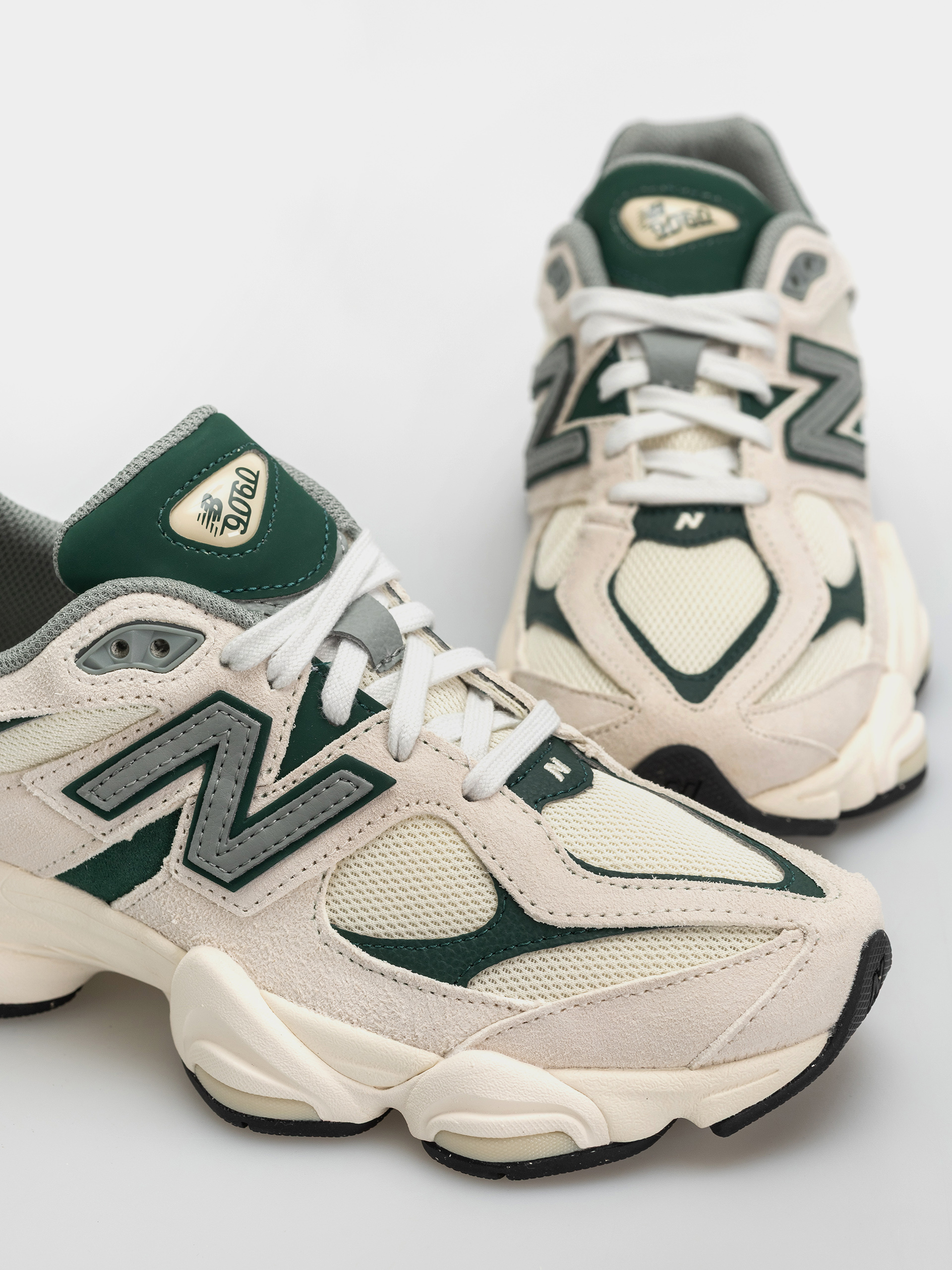 Pantofi New Balance 9060 (nightwatch green/angora)