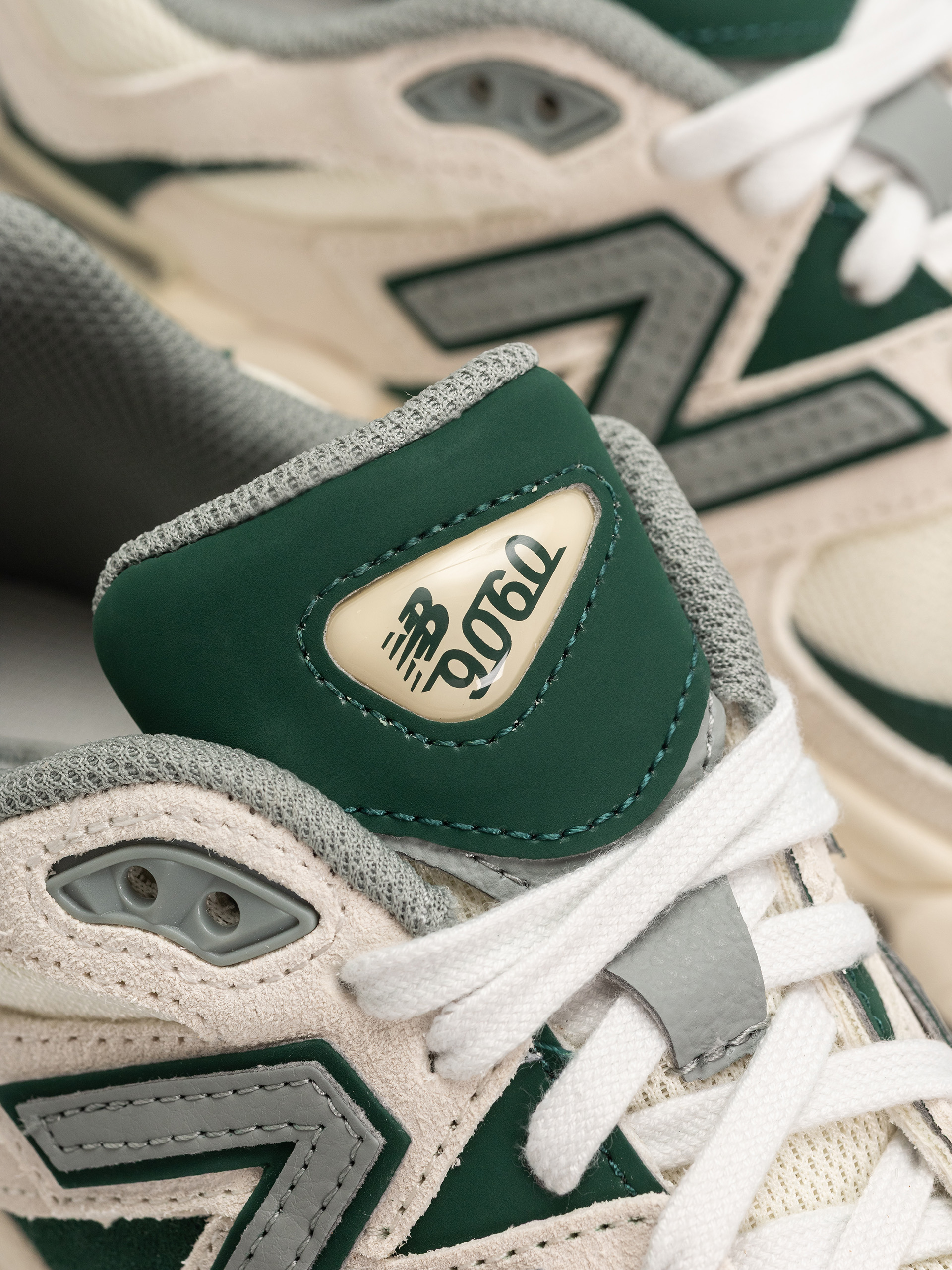 Pantofi New Balance 9060 (nightwatch green/angora)