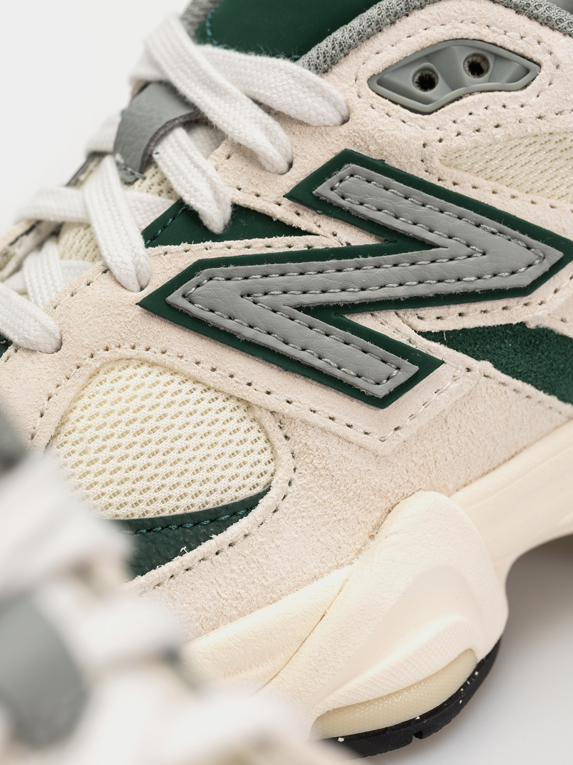 Pantofi New Balance 9060 (nightwatch green/angora)
