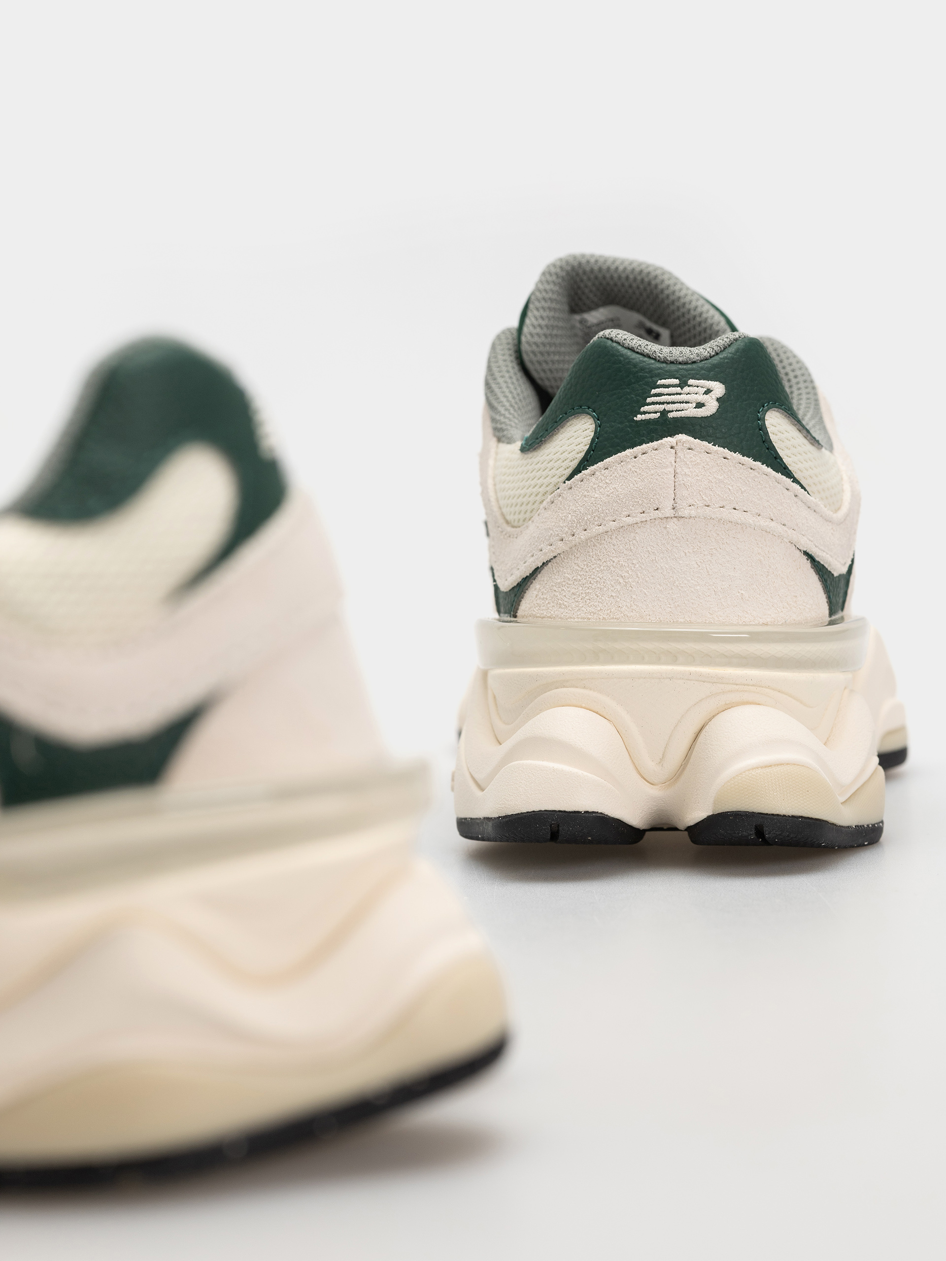 Pantofi New Balance 9060 (nightwatch green/angora)