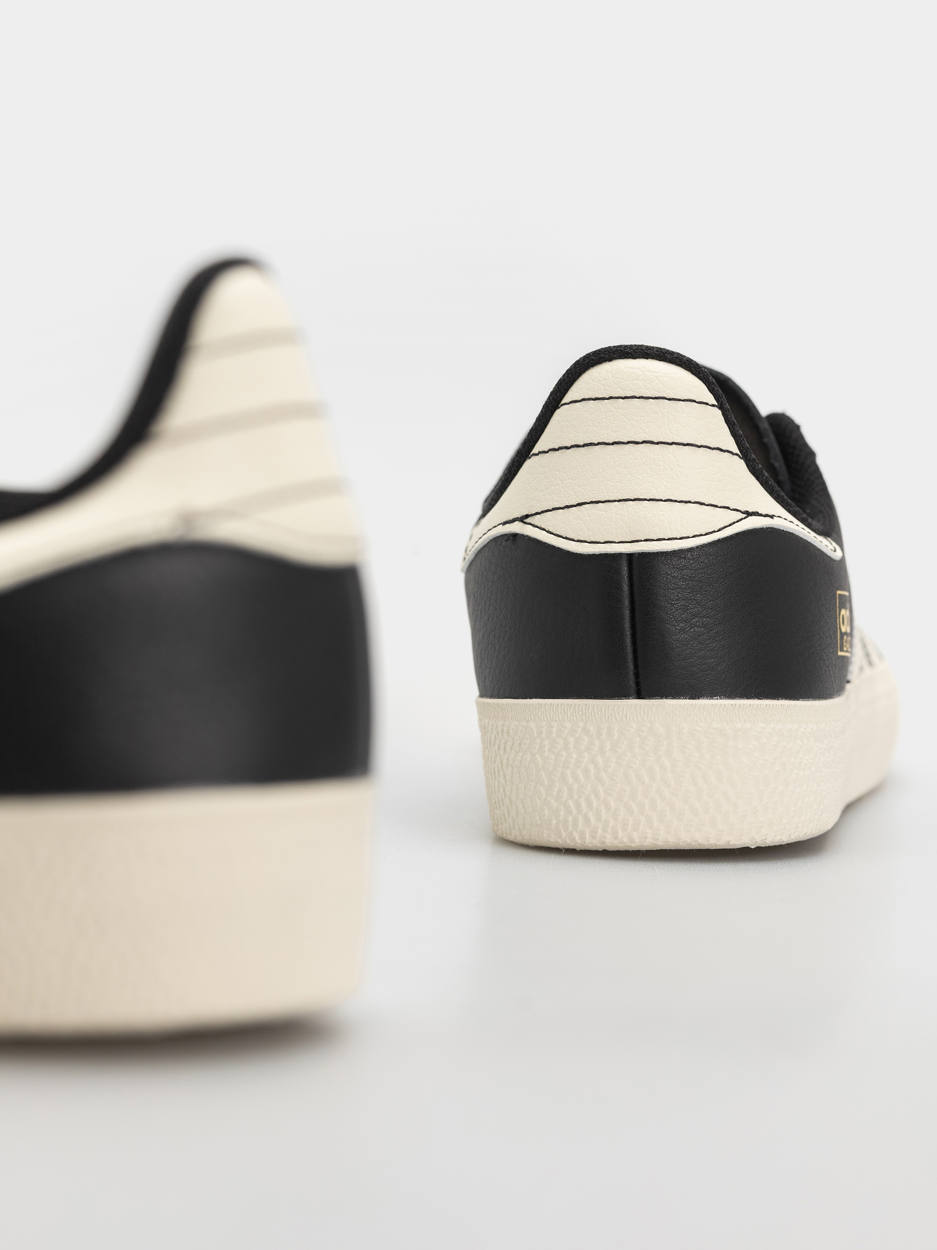 Pantofi adidas Gazelle Adv (cblack/crewht/goldmt)